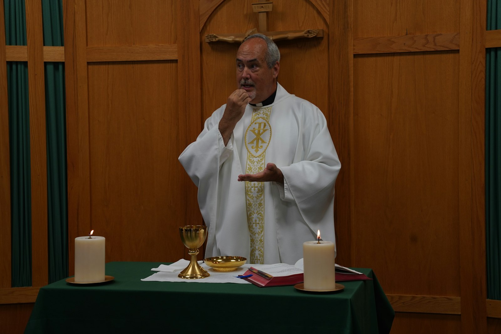 El P. Michael Depcik, OSFS, utiliza el lenguaje de señas para la oración eucarística durante la Misa en la capilla del Centro para Sordos St. John en Eastpointe. El P. Depcik explicó que las expresiones faciales y los gestos son elementos clave en la celebración de la Misa para la comunidad sorda.