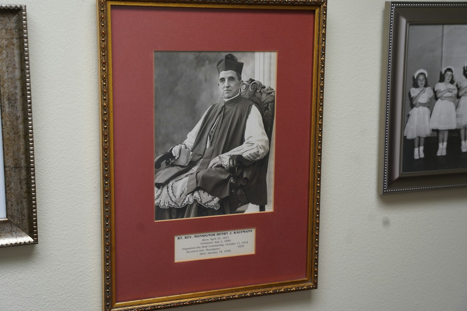 El P. Henry Kaufmann de la St. Joseph Parish, comenzó su ministerio con la comunidad sorda de Detroit en 1914. Su foto está en la pared de la capilla del Centro St. John en Eastpointe.