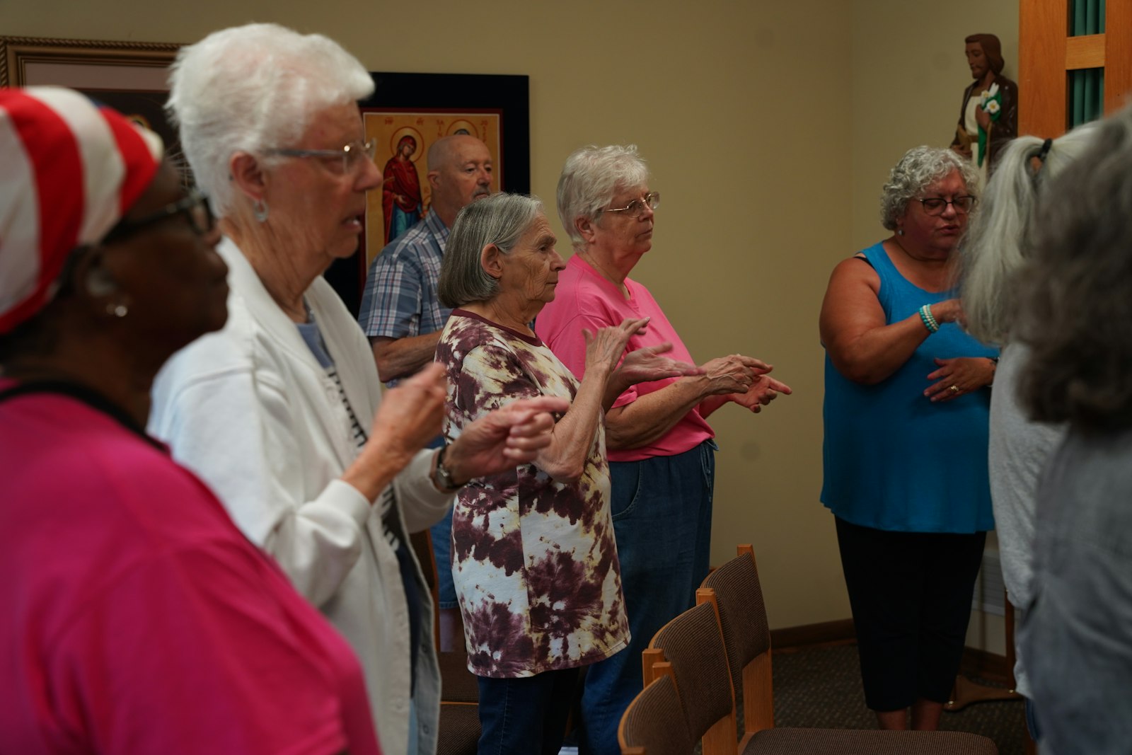 La congregación reza el Padre Nuestro en lenguaje de señas durante la Misa en la capilla del Centro para Sordos St. John en Eastpointe.