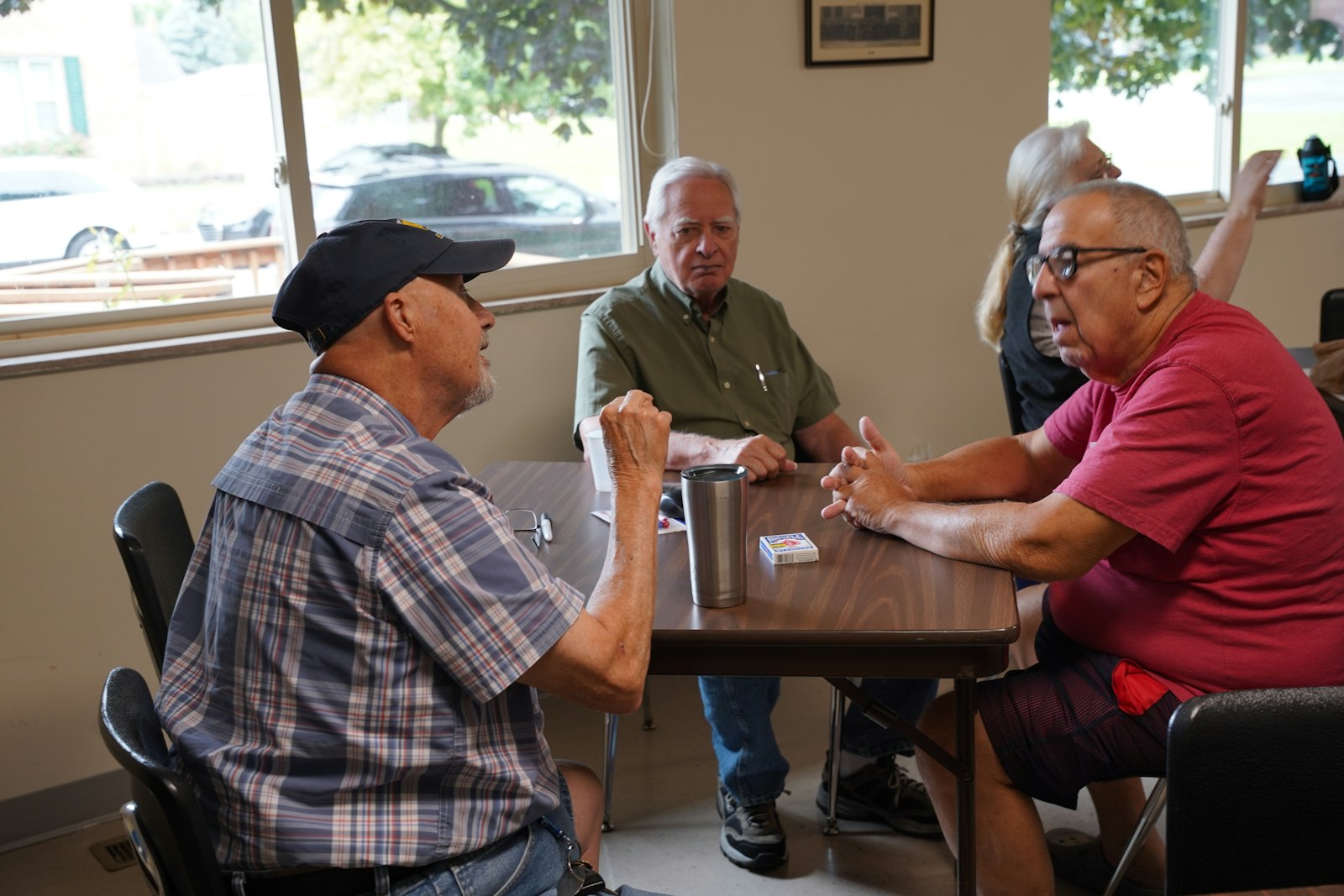 Los miembros de la comunidad del Centro St. John conversan entre ellos después de la Misa. El Centro para Sordos St. John organiza comidas y encuentros sociales donde los católicos sordos pueden encontrar un sentido de comunidad.