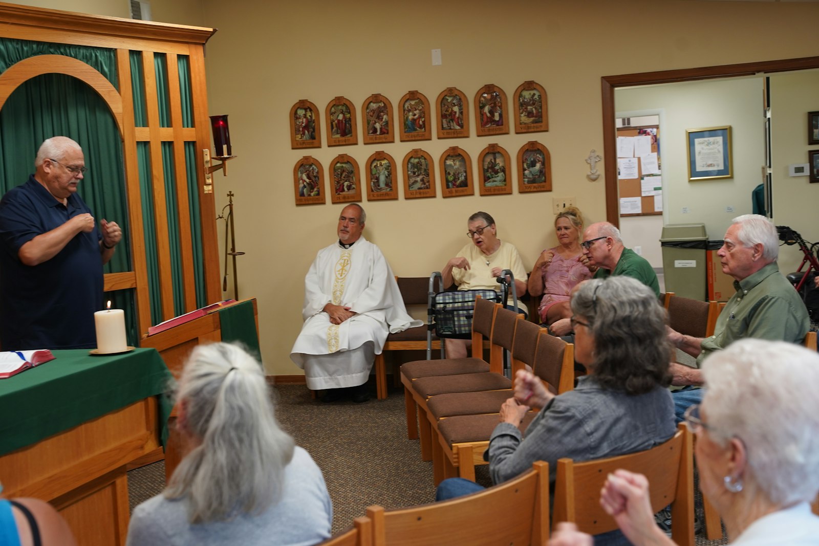 Paul Kuplicki se desempeña como lector durante la Misa en la capilla del Ministerio para Sordos de St. John en Eastpointe. La familia de Kuplicki ha sido miembro de St. John desde 1974.