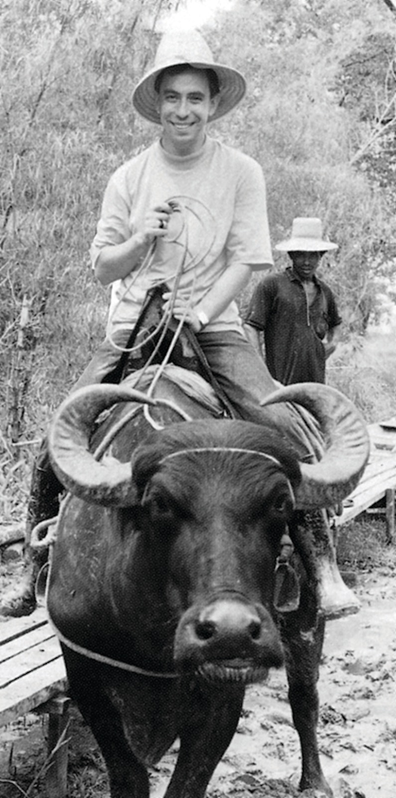 El misionero estadounidense del PIME, P. Dennis Koltz, monta un yak en su misión en Brasil en esta foto sin fecha.