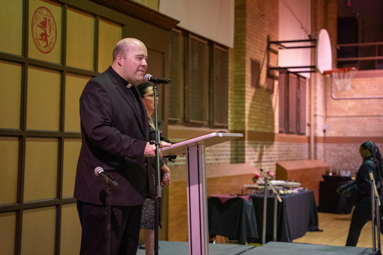 El evento comenzó con una oración dirigida por un sacerdote local, seguida por una cena preparada con el apoyo de voluntarios y donantes. (Foto por Valaurian Waller para Detroit Catholic en español)