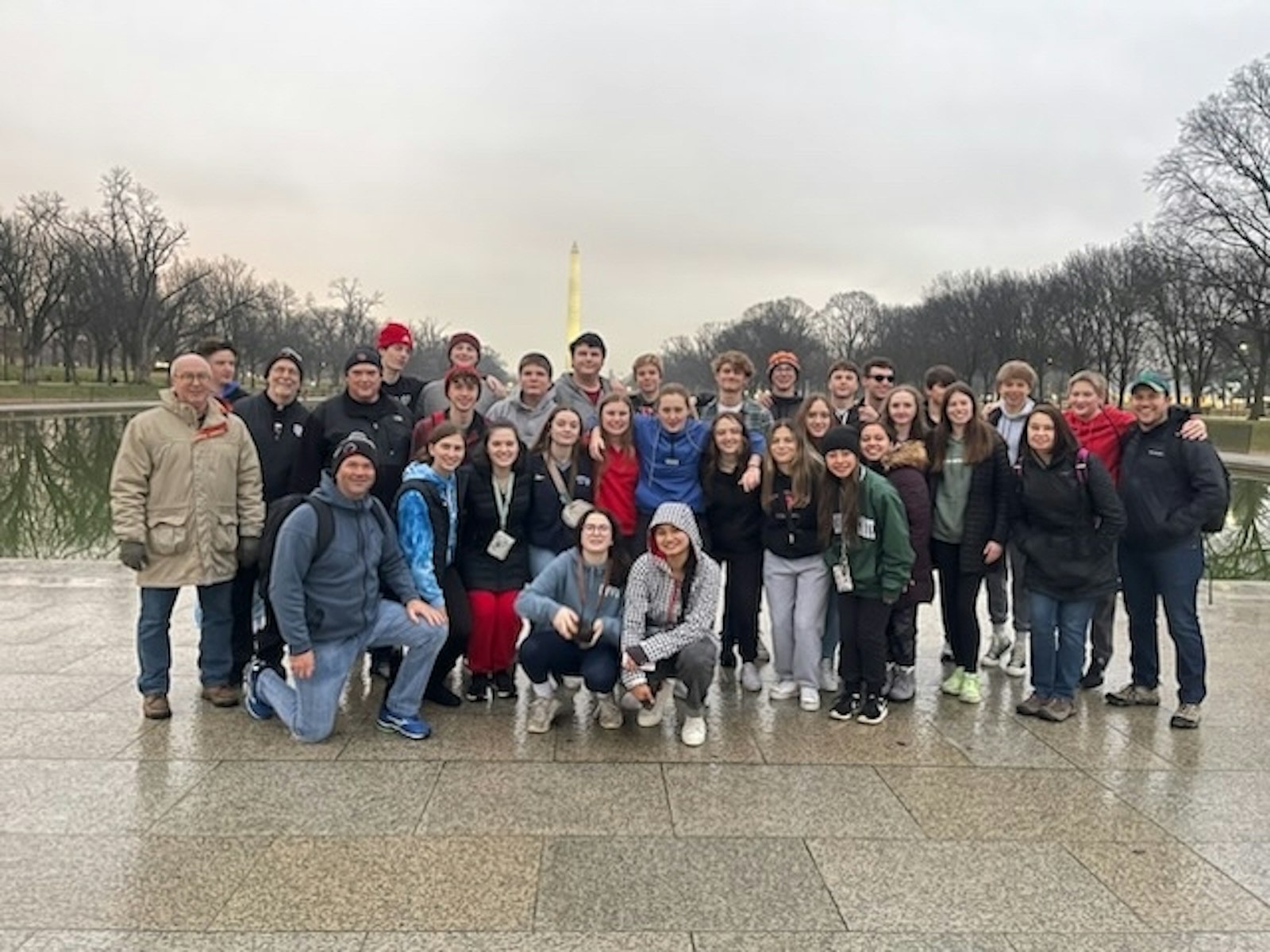 Aproximadamente 30 estudiantes, personal y voluntarios de la escuela secundaria Divine Child en Dearborn se despertaron temprano el jueves para abordar un autobús que se dirigía a Washington, DC, para la Marcha anual por la vida. El viaje también incluyó visitas al Museo Nacional del Holocausto y al Cementerio Nacional de Arlington para brindarles a los peregrinos una perspectiva sobre lo que significa realmente valorar la vida desde la concepción hasta la muerte natural. (Cortesía de la Escuela Secundaria Divine Child)