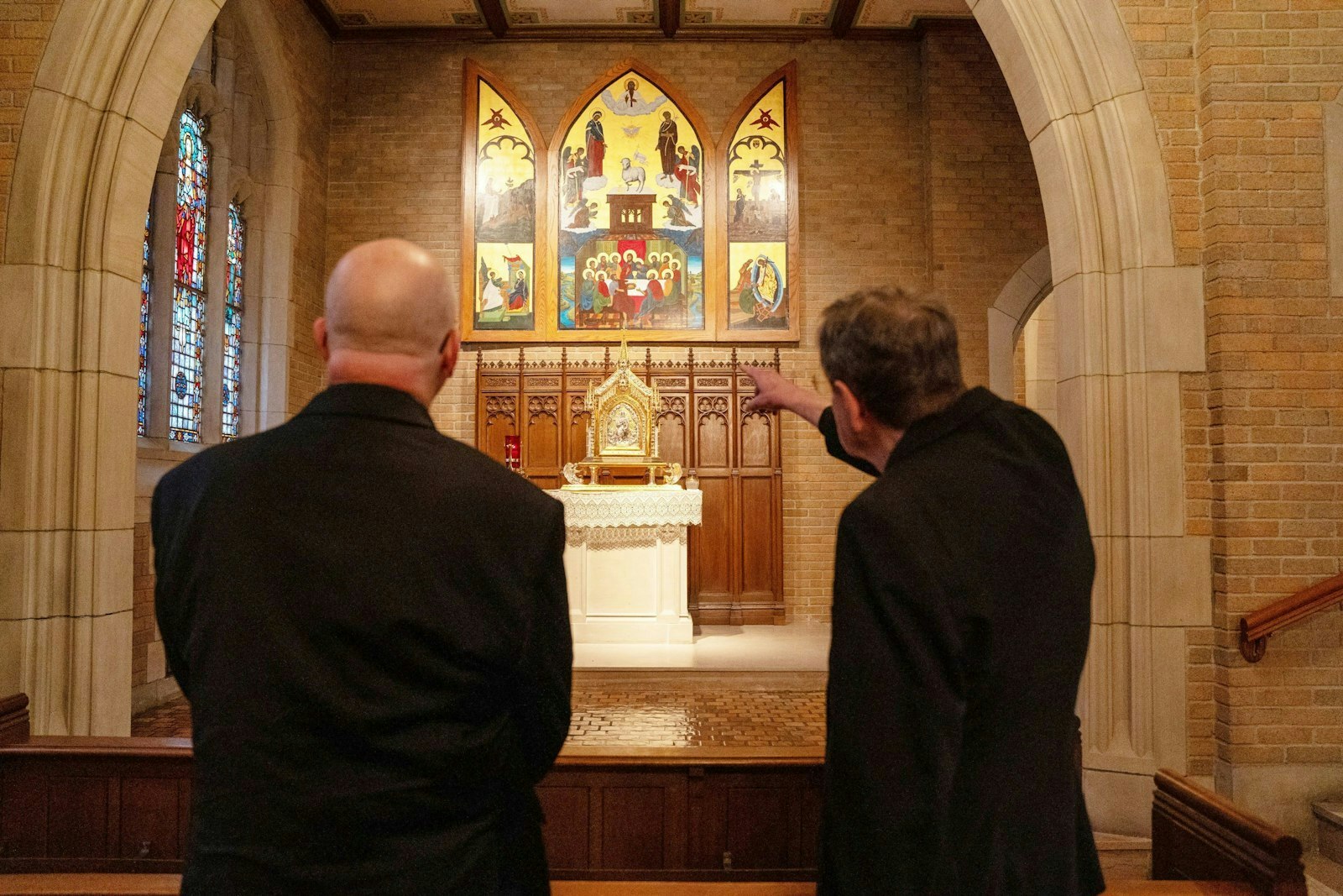 El Arzobispo electo Weisenburger (izquierda) y el Arzobispo Vigneron pasan unos momentos en oración y reflexión ante el Santísimo Sacramento en la capilla del Sacred Heart Major Seminary antes de la conferencia de prensa en la que se presentó al Arzobispo electo Weisenburger como el sexto arzobispo de Detroit.