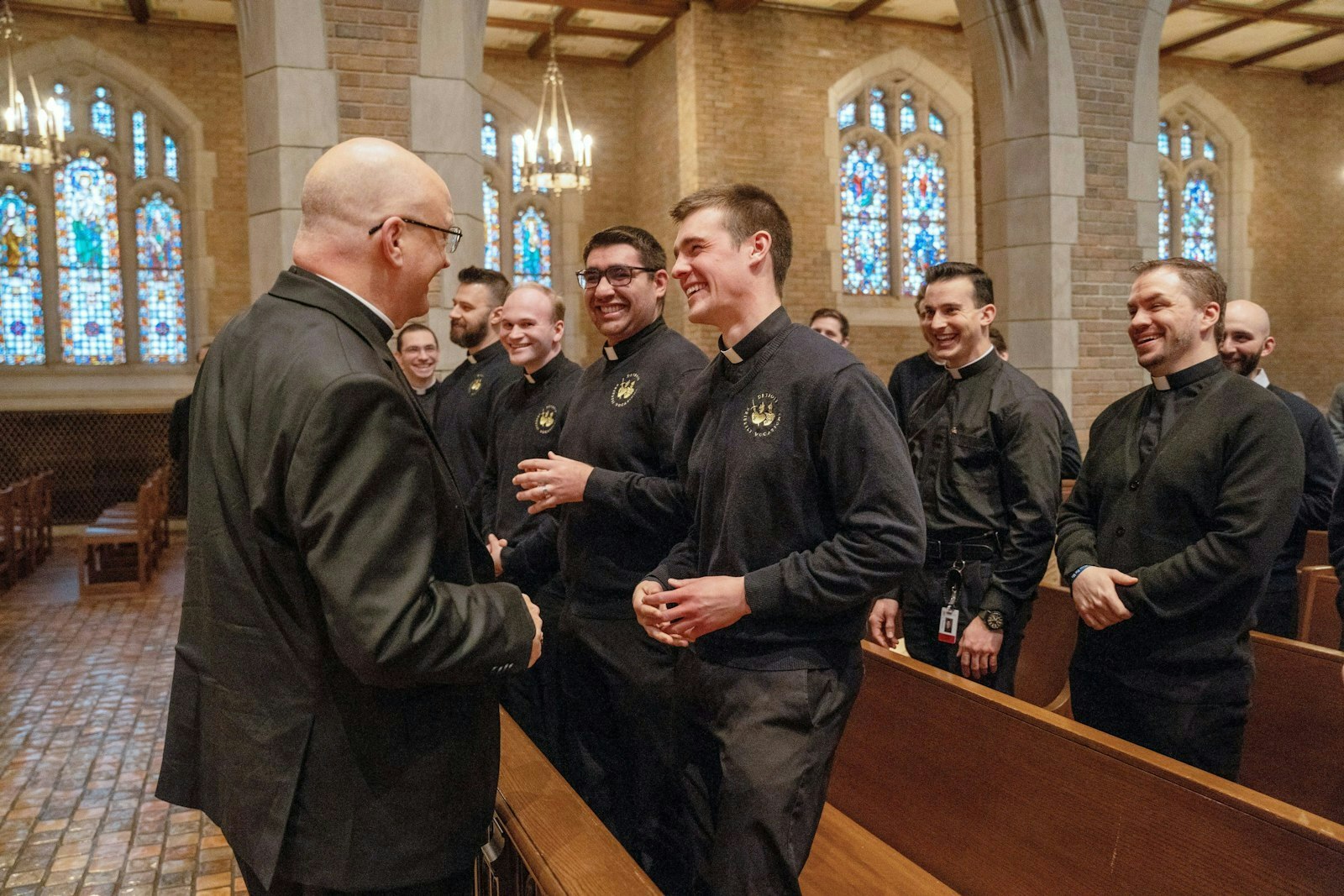 El Arzobispo electo Weisenburger saluda a los seminaristas en la capilla del Sacred Heart antes de la conferencia de prensa. Además de reunirse con los seminaristas de Detroit, el Arzobispo electo Weisenburger y el Arzobispo Vigneron pasaron unos minutos ante el Santísimo Sacramento.