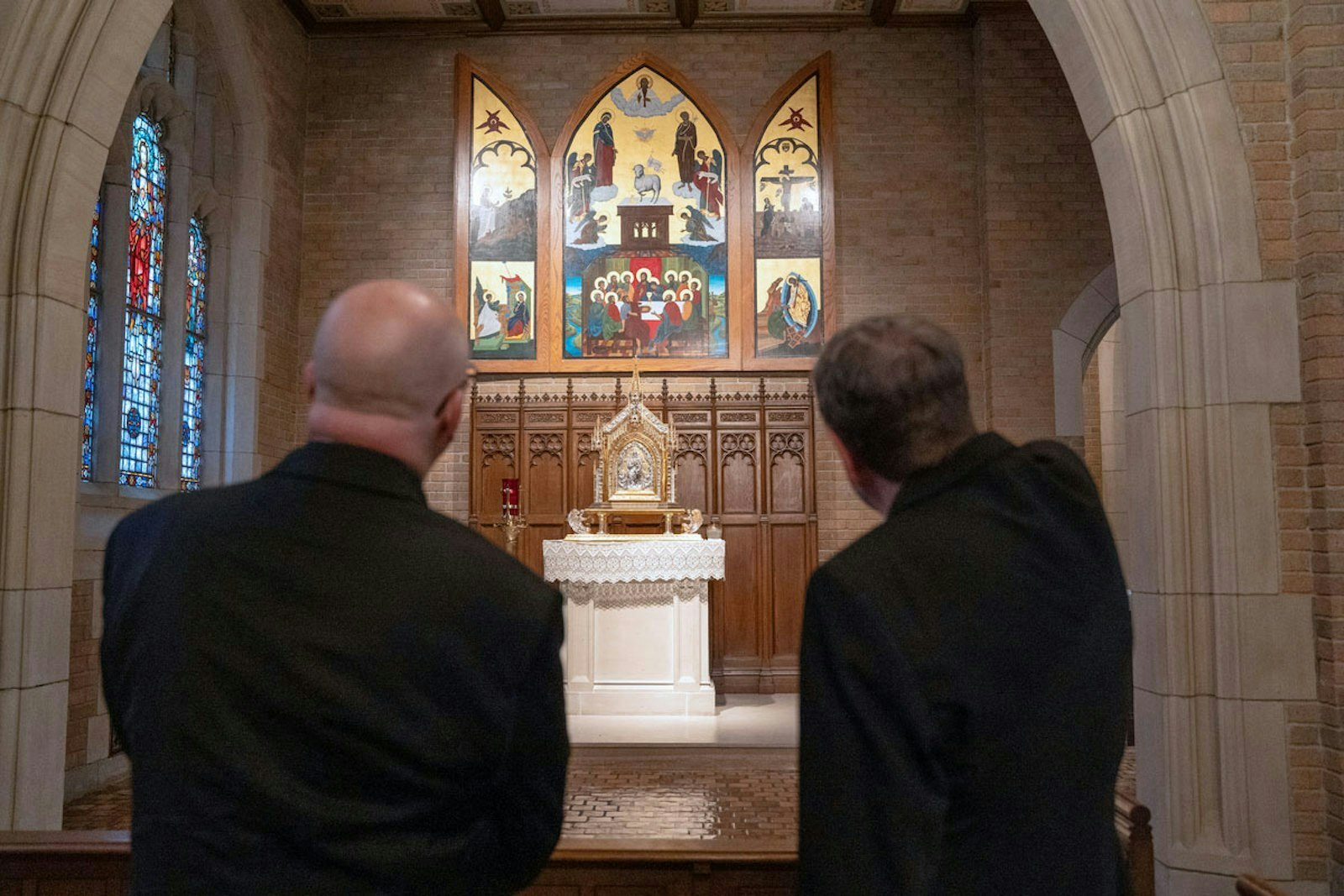 El Arzobispo designado Weisenburger (izquierda) y el Arzobispo saliente de Detroit Allen H. Vigneron pasan unos momentos en oración y reflexión ante el Santísimo Sacramento en la capilla del Sacred Heart Major Seminary antes de la conferencia de prensa de presentación del Arzobispo designado Weisenburger el 11 de febrero.