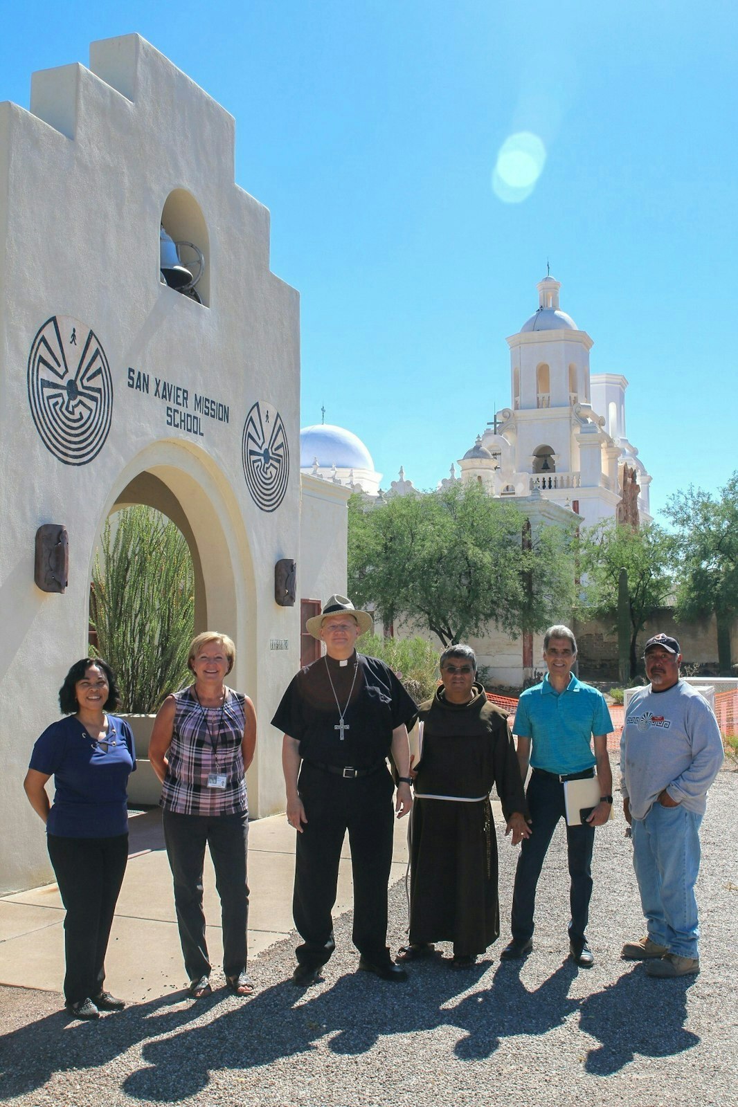 El Arzobispo designado Weisenburger visita a los líderes escolares y religiosos de la escuela San Xavier Mission, situada en la Tohono O'odham Indian Reservation en Tucson, en julio de 2023. (Cortesía de la Diócesis de Tucson)