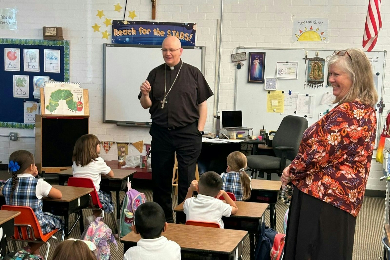 El Arzobispo designado Weisenburger habla con alumnos de preescolar de la St. Joseph Catholic School en Tucson el 3 de octubre de 2023.