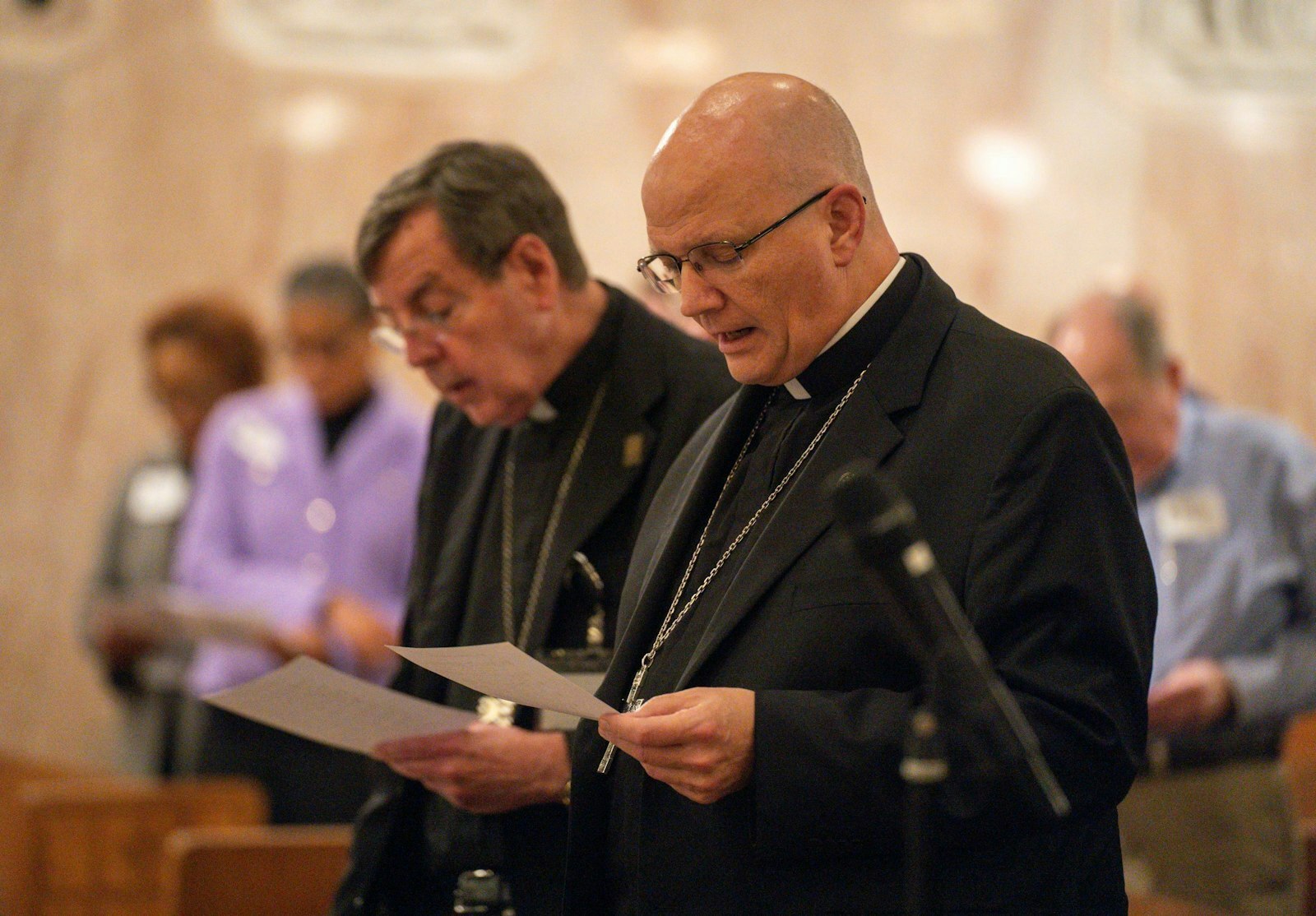 El Arzobispo designado de Detroit, Edward J. Weisenburger, y el Arzobispo saliente de Detroit, Allen H. Vigneron, cantan la Liturgia de las Horas durante la oración de la mañana del 12 de febrero en la St. Aloysius Church, en el centro de Detroit, con miembros de la curia arquidiocesana.