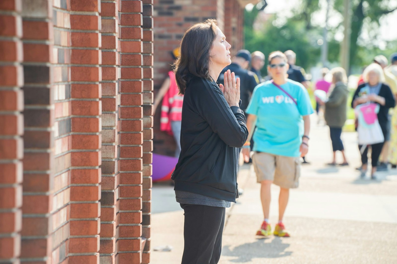 Una mujer reza frente a una clínica de abortos en Eastpointe en agosto de 2021. Una comunidad de jóvenes adultos, que crece rápidamente, ha asumido el manto de la oración pro-vida en Detroit, dijo Woodstock. (Valaurian Waller | Detroit Catholic)
