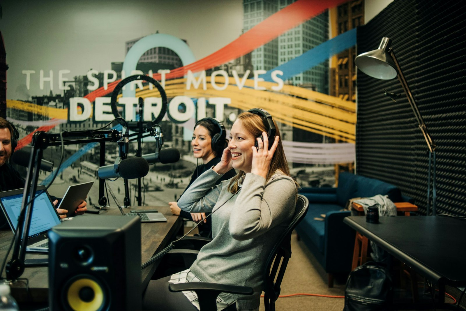 Beth Spizarny graba un episodio de "Encounter, Grow, Witness", un podcast que ofrece consejos, asesoramiento y formación teológica para catequistas, líderes del ministerio laico y voluntarios de la parroquia. "Encounter, Grow, Witness" es uno de los cinco podcasts originales producidos por la Arquidiócesis de Detroit.