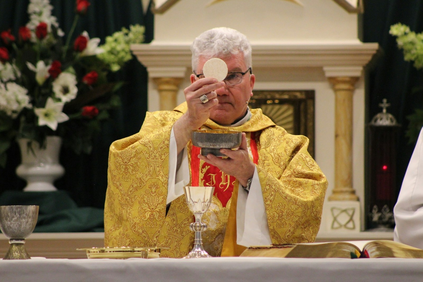 Bishop Monforton elevates the Eucharist during a Mass celebrated at St. Bernard Parish in Beverly, Ohio, during a Eucharistic Day of Revival.