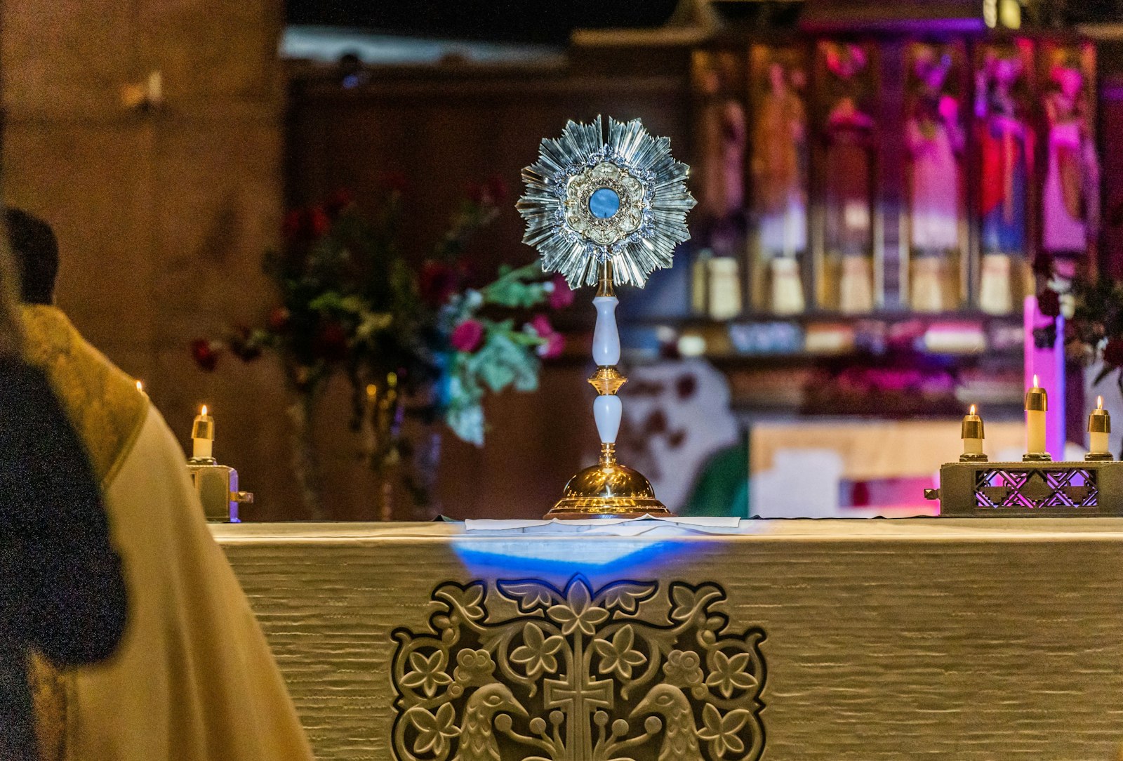 Adoración del Santísimo Sacramento en el Santuario Nacional de la Basílica Little Flower en Royal Oak. Durante el Avivamiento Eucarístico, los fieles de Detroit han tenido la oportunidad de adorar a Cristo Sacramentado. (Valaurian Waller | Detroit Catholic)