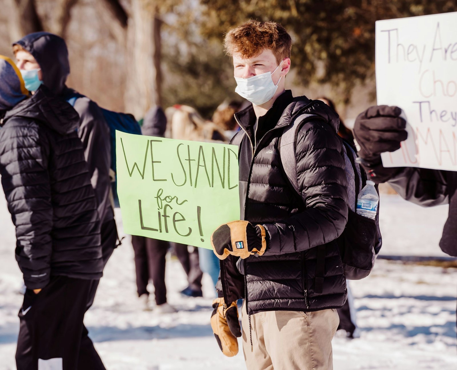 Un estudiante del Everest Collegiate High School sostiene un cartel durante una vigilia de oración pacífica fuera de la escuela en enero de 2021. (Valaurian Waller | Detroit Catholic)