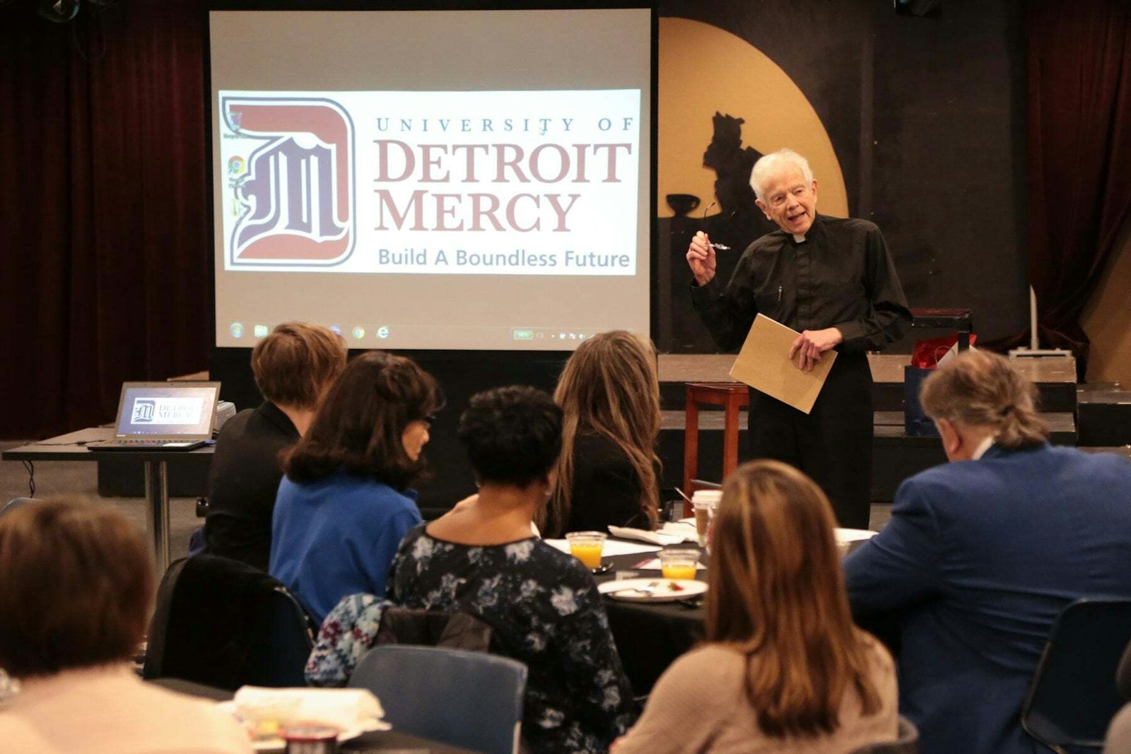 El Padre Gerald Cavanagh, SJ, da una conferencia en la Universidad de Detroit Mercy en esta foto de archivo. Sus contribuciones al campo de la ética empresarial incluyen un enfoque en la responsabilidad social de las empresas, un concepto que casi no se conocía cuando el P. Cavanagh comenzó en el campo hace más de 50 años. (Cortesía de la Universidad de Detroit Mercy)