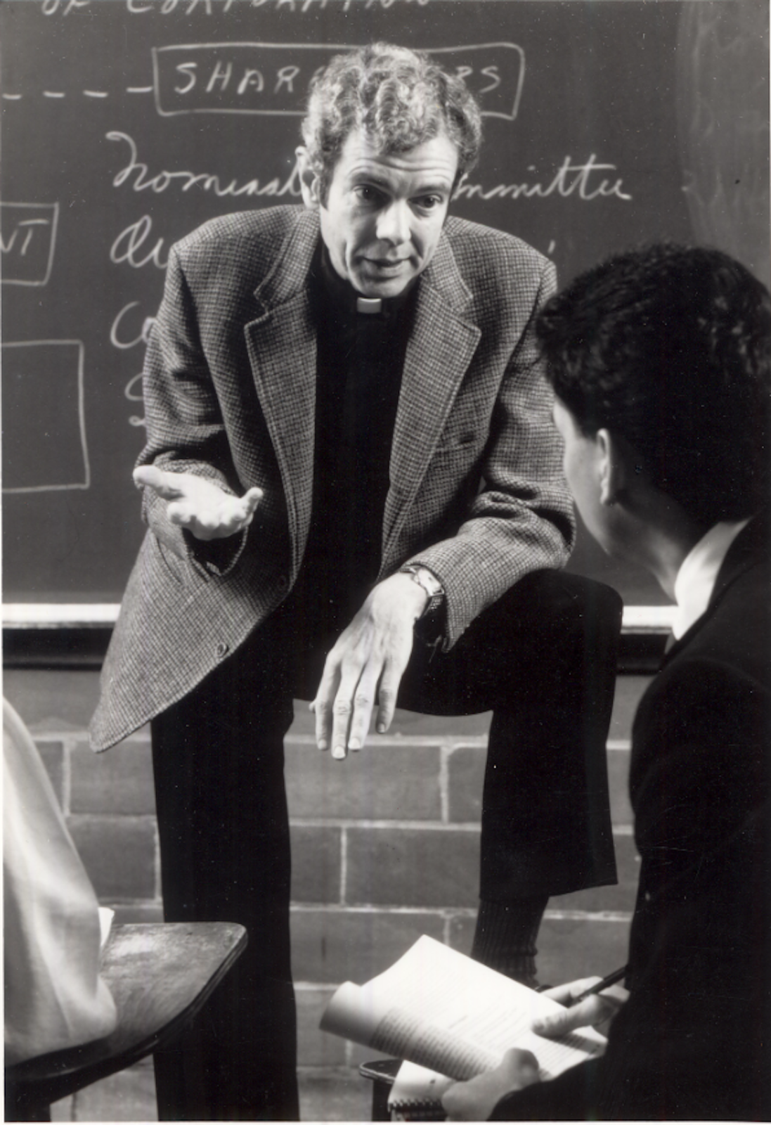 Un P. Cavanagh más joven es fotografiado con sus estudiantes. Cuando era joven, el P. Cavanagh dijo que se sentía atraído por la actitud de los jesuitas de "hacer las cosas" y admiraba su dedicación a la justicia social. (Fotos de cortesía)