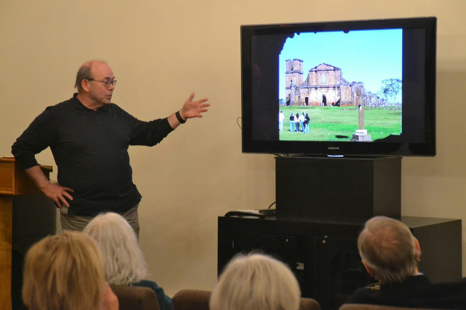 Fr. Hurd gives a presentation during a retreat at Manresa in 2016. (Courtesy of Manresa Jesuit Retreat House)