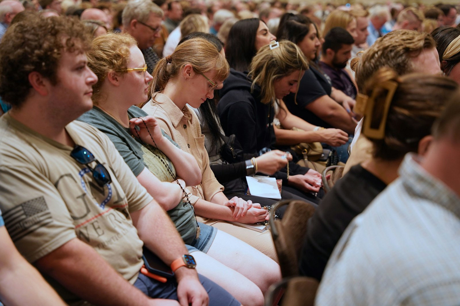 Audience members pray the Sorrowful Mysteries of the rosary before Fr. Schmitz's talk.