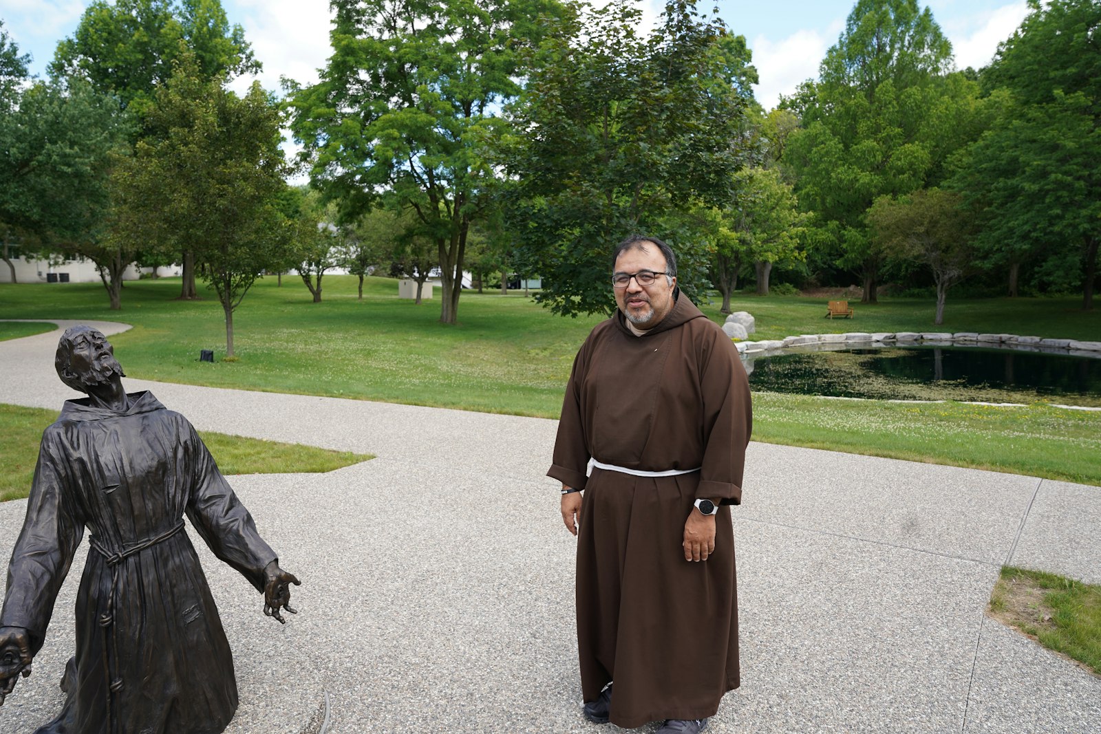 Fr. Vito Fernández, OFM Cap., director ejecutivo del Capuchin Retreat Center﻿ en Washington Township, dijo que la adición de la estatua de San Francisco de Asís recibiendo los estigmas, junto con un camino pavimentado que se instaló el año pasado, hace que los terrenos del centro de retiros sean más accesibles para que la gente camine y reflexione sobre el dolor que San Francisco llevó ante la cruz.  Traducción realizada con la versión gratuita del traductor DeepL.com