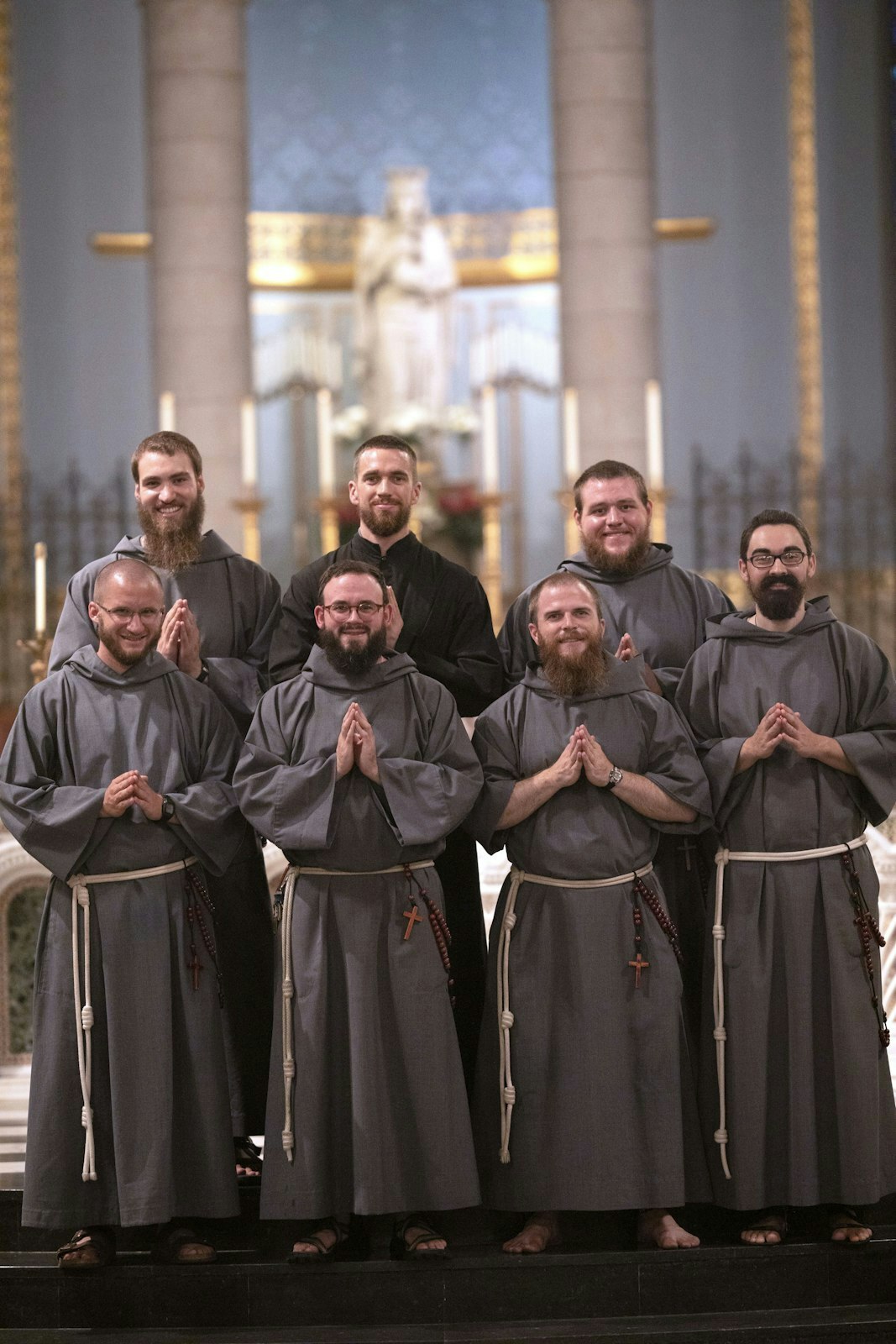 Los Frailes Franciscanos del Holy Spirit se reúnen en la St. Mary of Redford Parish en Detroit poco después de su llegada, durante el 175.º aniversario de la parroquia en agosto de 2019. (Michael Stechschulte | Detroit Catholic)