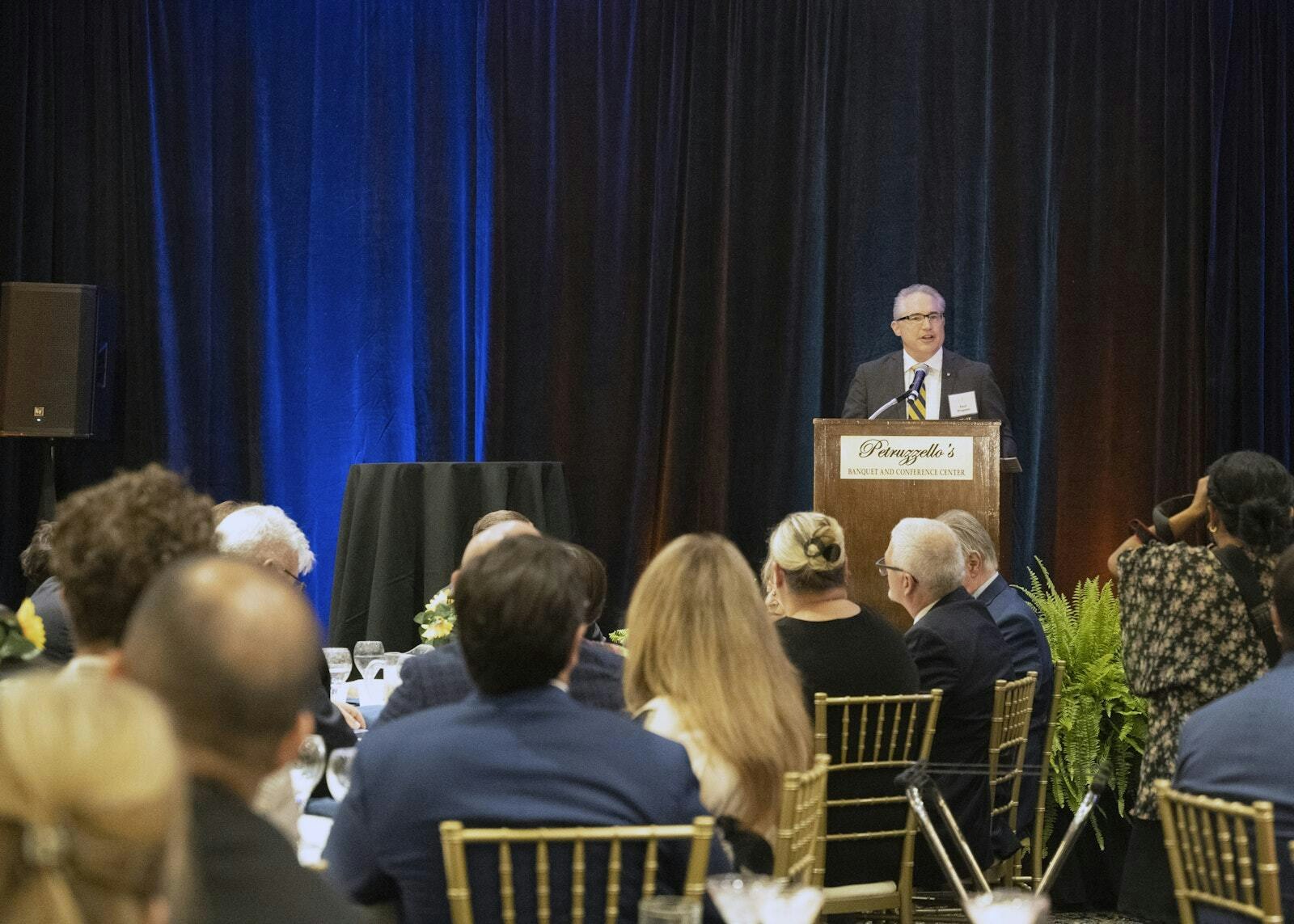 Paul Propson, Director Ejecutivo de Catholic Charities of Southeast Michigan, se dirige a las casi 400 personas que asistieron a la gala en el Petruzello's Banquet Center en Troy. Todo lo recaudado se destinó a "Walking with Moms in Need", un ministerio patrocinado por Catholic Charities que ayuda a las parroquias para que puedan asistir a las mujeres embarazadas y a las madres primerizas, fomentando así una cultura a favor de la vida.