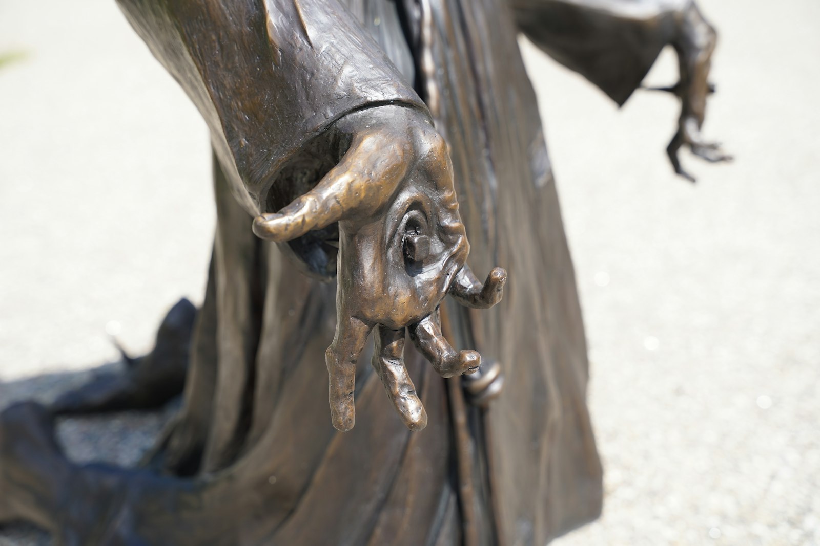 Los frailes capuchinos dijeron a Dudek que querían una estatua que representara el dolor y el sufrimiento que experimentó San Francisco al recibir los estigmas. La estatua representa la carne de San Francisco atravesada por clavos.