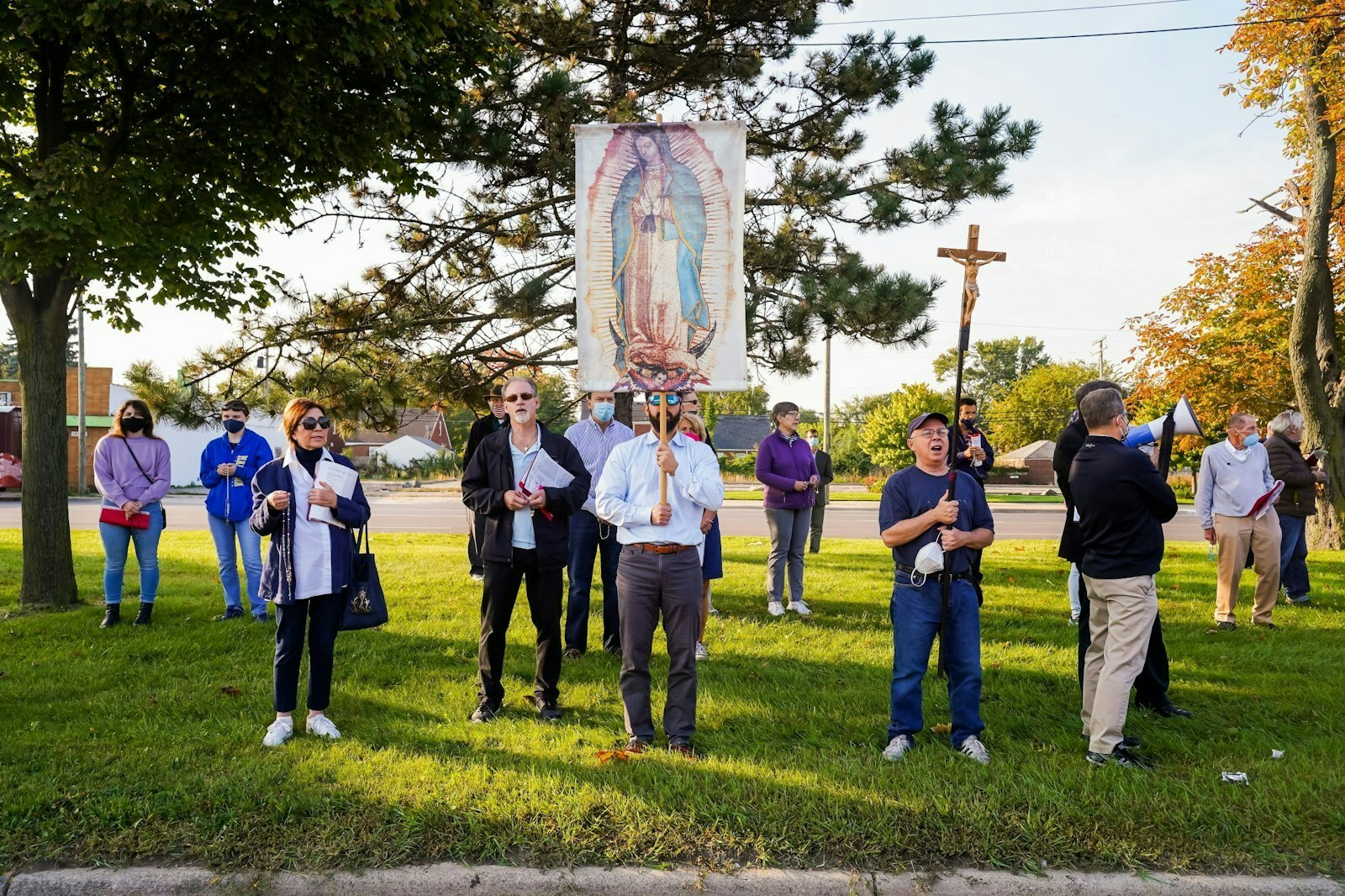 Unas personas sostienen un crucifijo y un estandarte de Nuestra Señora de Guadalupe mientras rezan el rosario frente a una clínica abortista de Eastpointe en 2021. (Valaurian Waller | Detroit Catholic)