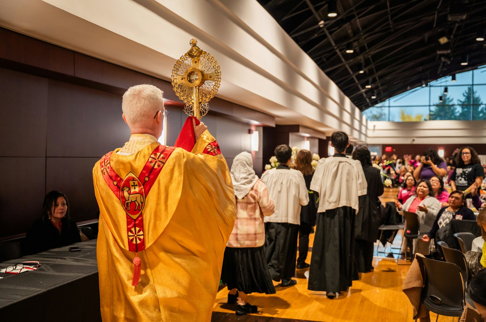 El día estará cargado de momentos emotivos, desde la bienvenida con cantos y alabanzas, hasta la Hora Santa de Adoración Eucarística, donde, según Claudia, “las mujeres bajan sus barreras y se entregan completamente a Dios. Es un momento en el que realmente se pueden sentir milagros”. (Valaurian Waller | Detroit Catholic)