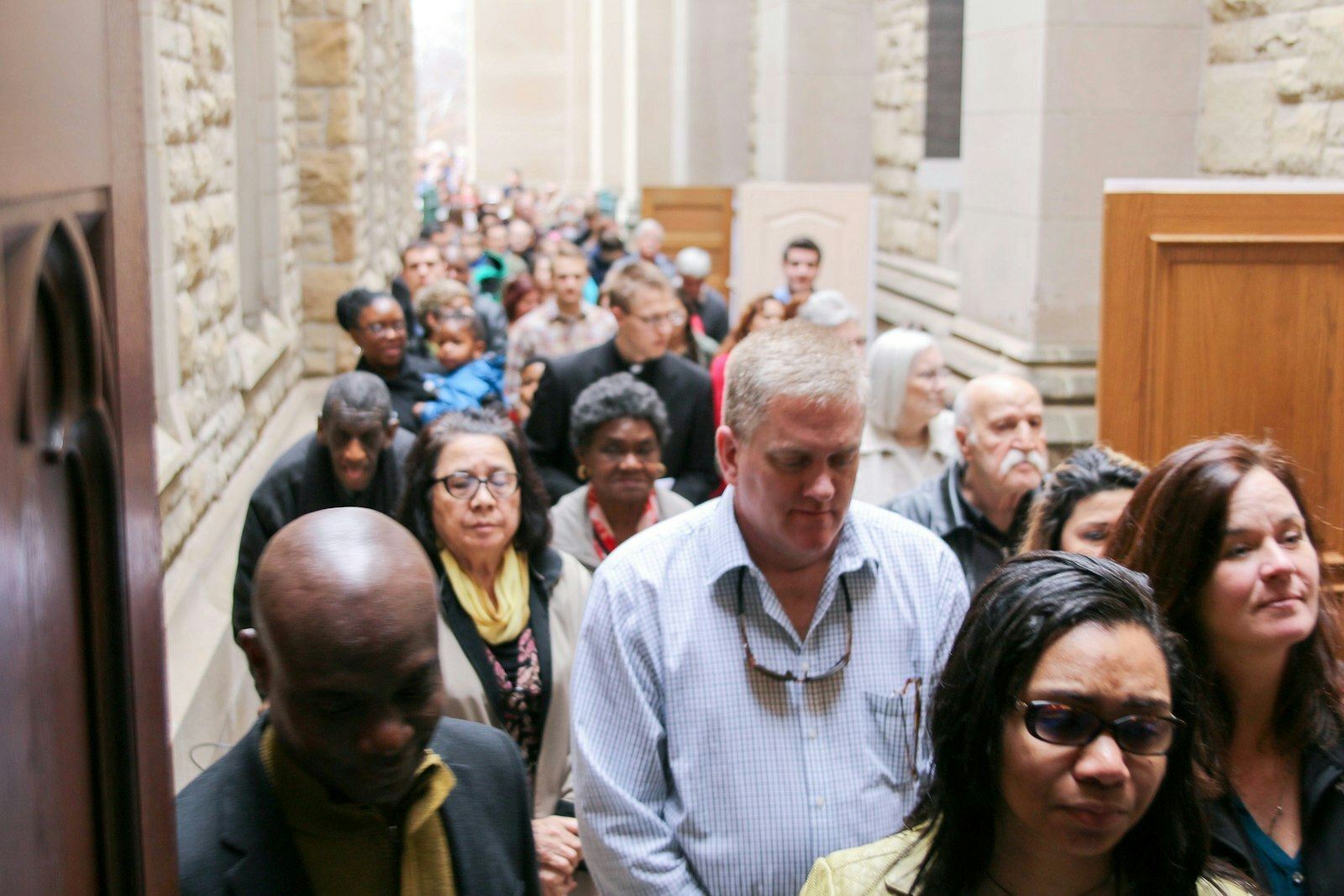 Peregrinos ingresan a la Cathedral of the Most Blessed Sacrament durante la Misa de apertura del Año de la Misericordia el 13 de diciembre de 2015, el último año jubilar celebrado en la Iglesia. Durante el Jubileo 2025, el Año de la Esperanza, los peregrinos locales tendrán la oportunidad de visitar 12 lugares de peregrinación del área de Detroit para recibir una indulgencia plenaria. (Jonathan Francis | Detroit Catholic)