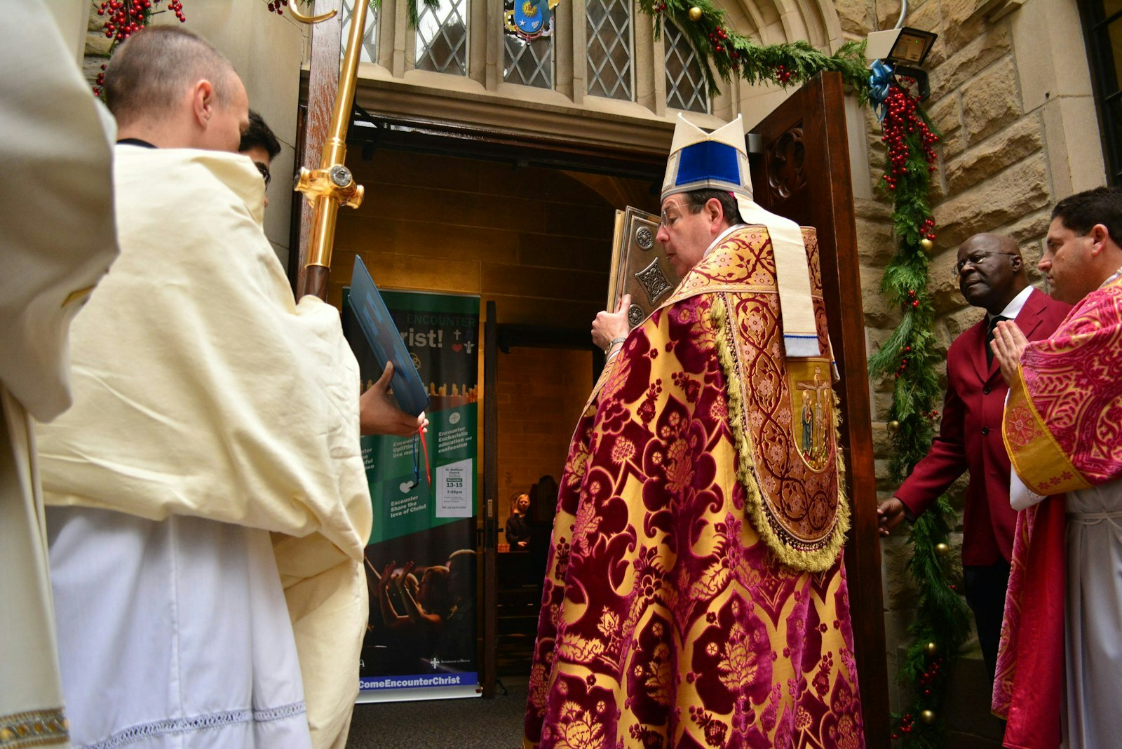 El Arzobispo Allen H. Vigneron sostiene el Libro de los Evangelios mientras cruza la Puerta Santa en la Cathedral of the Most Blessed Sacrament el 13 de diciembre de 2015, al comienzo del Año Jubilar extraordinario de la Misericordia en 2016. Durante el Jubileo 2025 solo se abrirá la Puerta Santa en Roma. Sin embargo, el Arzobispo Vigneron designó 12 lugares de peregrinación en el área de Detroit donde los fieles podrán recibir indulgencias y las gracias del Año Santo. (Foto de Michael Stechschulte | Detroit Catholic)