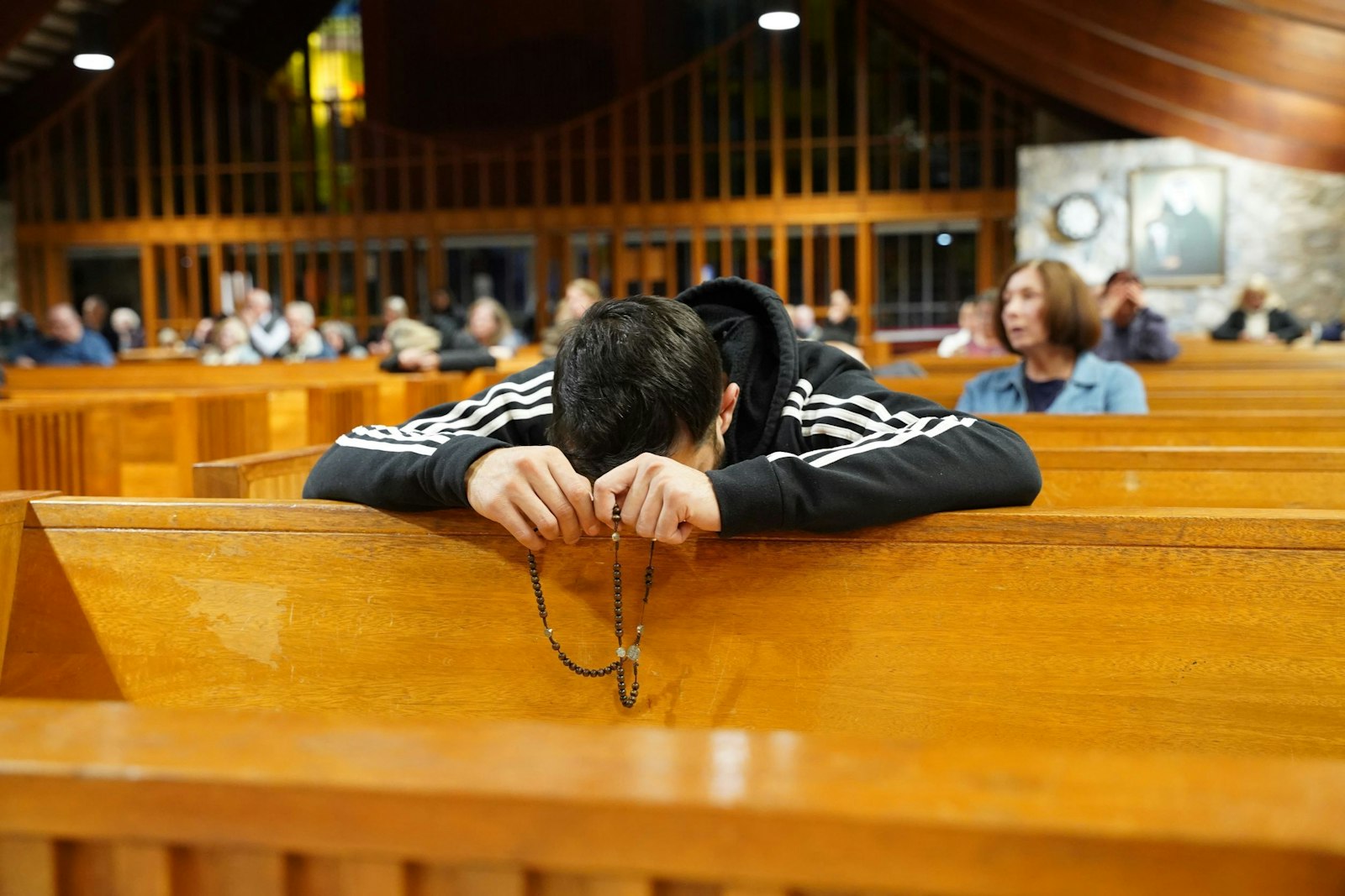 Un hombre inclina la cabeza en oración, rezando el rosario ante el Santísimo Sacramento en la Capilla del Santuario Our Lady of Orchard Lake. En toda la Arquidiócesis de Detroit, los católicos se han estado reuniendo para las horas santas pro-vida para derrotar la Propuesta 3.