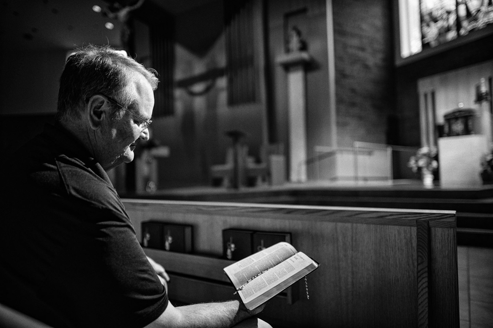 Fred Morath, de la parroquia de St. John Neumann en Canton, reza una meditación ante el Santísimo Sacramento. La campaña YO ESTOY AQUÍ incluye seis meditaciones de audio gratuitas a través de la aplicación Hallow, diseñadas para ayudar a las personas a encontrar a Jesús en la Eucaristía centrándose en las afirmaciones "Yo soy" de las Escrituras, que enfatizan la identidad de Dios.