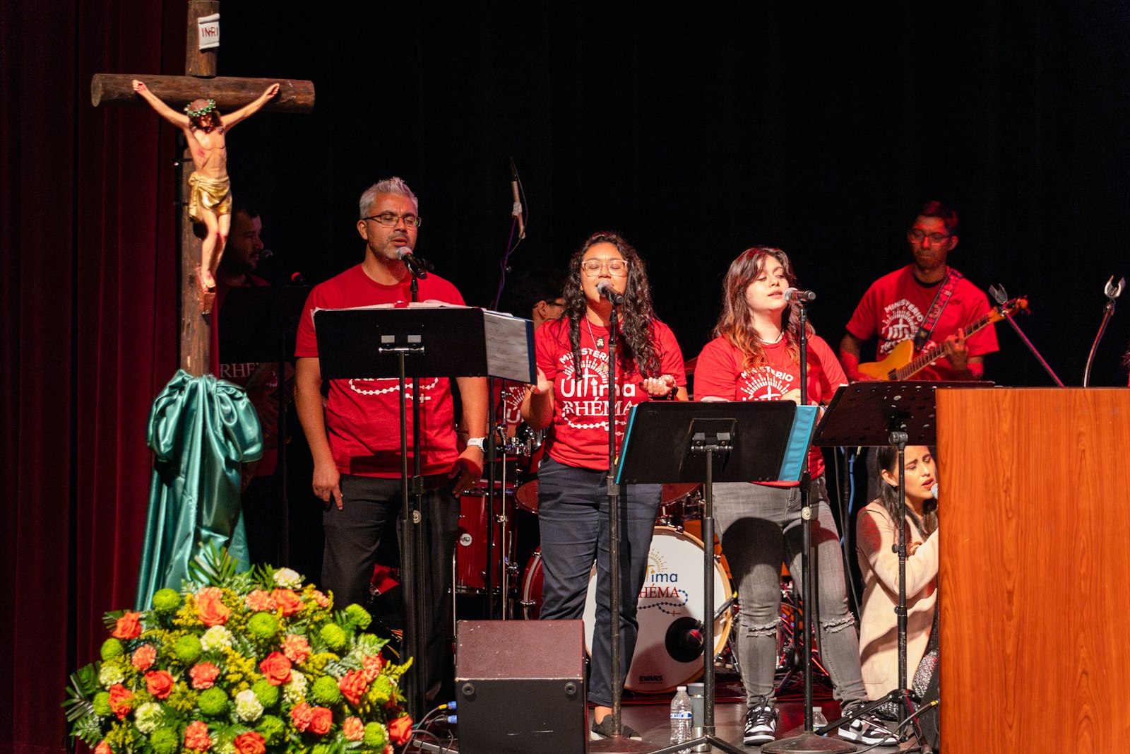 El ministerio de alabanza Última Rhema estuvo presente, musicalizando el evento y creando un clima de alegría y fraternidad desde el inicio.