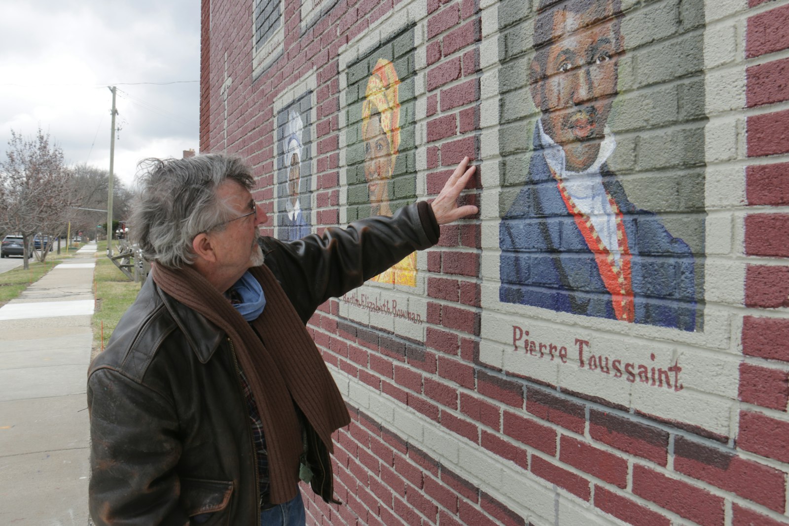 Orlowski dijo que su nuevo mural se inspiró en el espíritu de la comunidad católica afroamericana de Detroit, que llegó a apreciar después de pasar un tiempo enseñando en las escuelas públicas de Detroit, dijo. Las demás obras de Orlowski se encuentran en iglesias y espacios públicos de toda la ciudad.