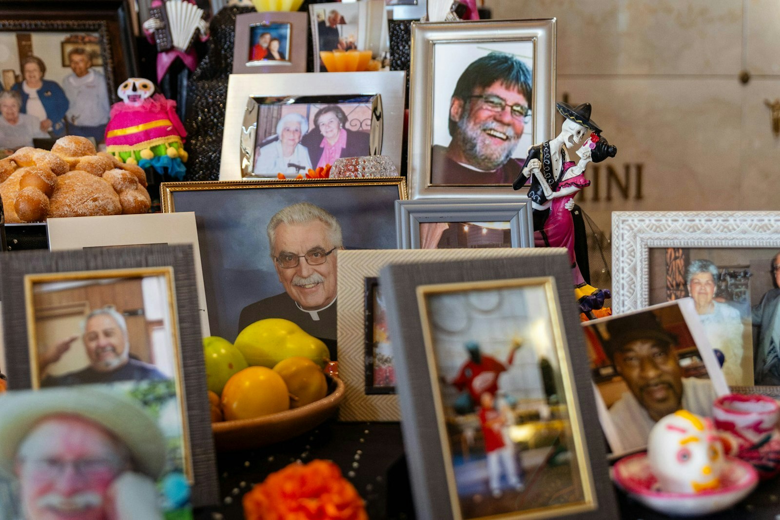 Fotos y recuerdos adornan la ofrenda del mausoleo del cementerio de Our Lady of Hope Cemetery.