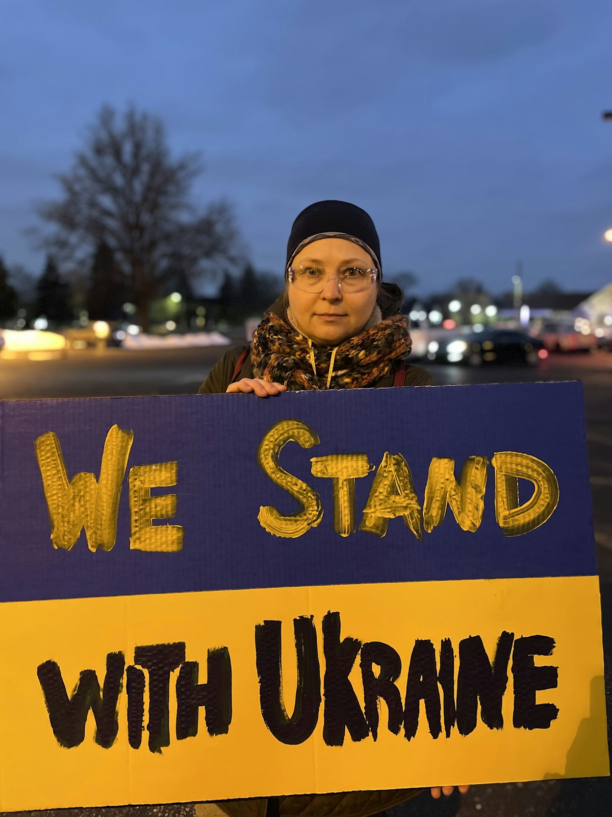 La ciudadana rusa Olga Grushko apoyó a los ucranianos en la manifestación. Quiere que los ucranianos sepan que muchos rusos están en contra de la invasión, pero muchos no pueden hablar sin miedo a las represalias en Rusia. (Gabriella Patti | Detroit Catholic)