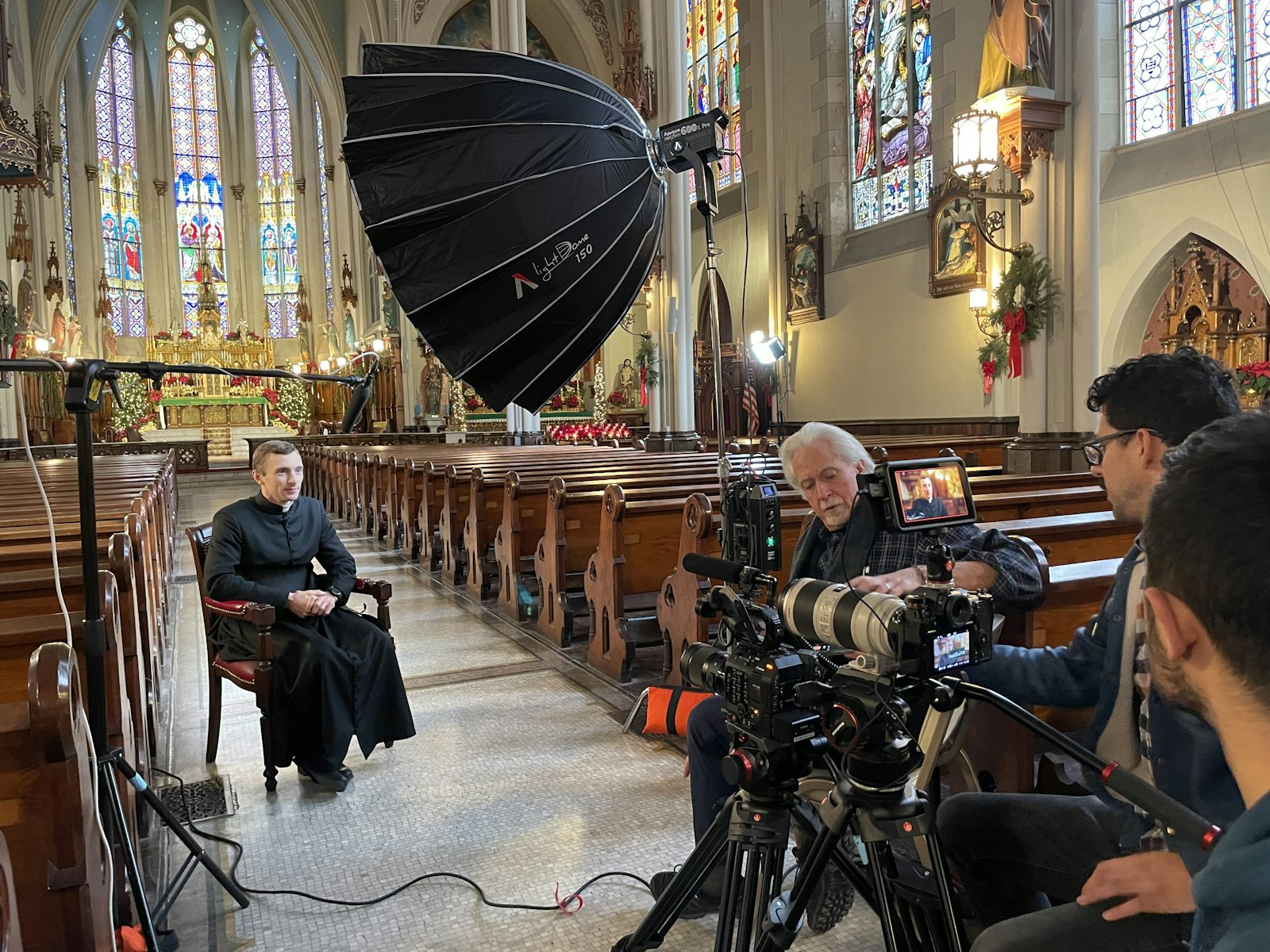 El documental incluye entrevistas con el Canónigo Jean-Baptiste Commins, ICKSP, rector de St. Joseph Shrine y Mons. Charles Kosanke de la Basílica de Ste. Anne y la cercana Parroquia Most Holy Trinity. (Cortesía de Visionalist Entertainment Productions)