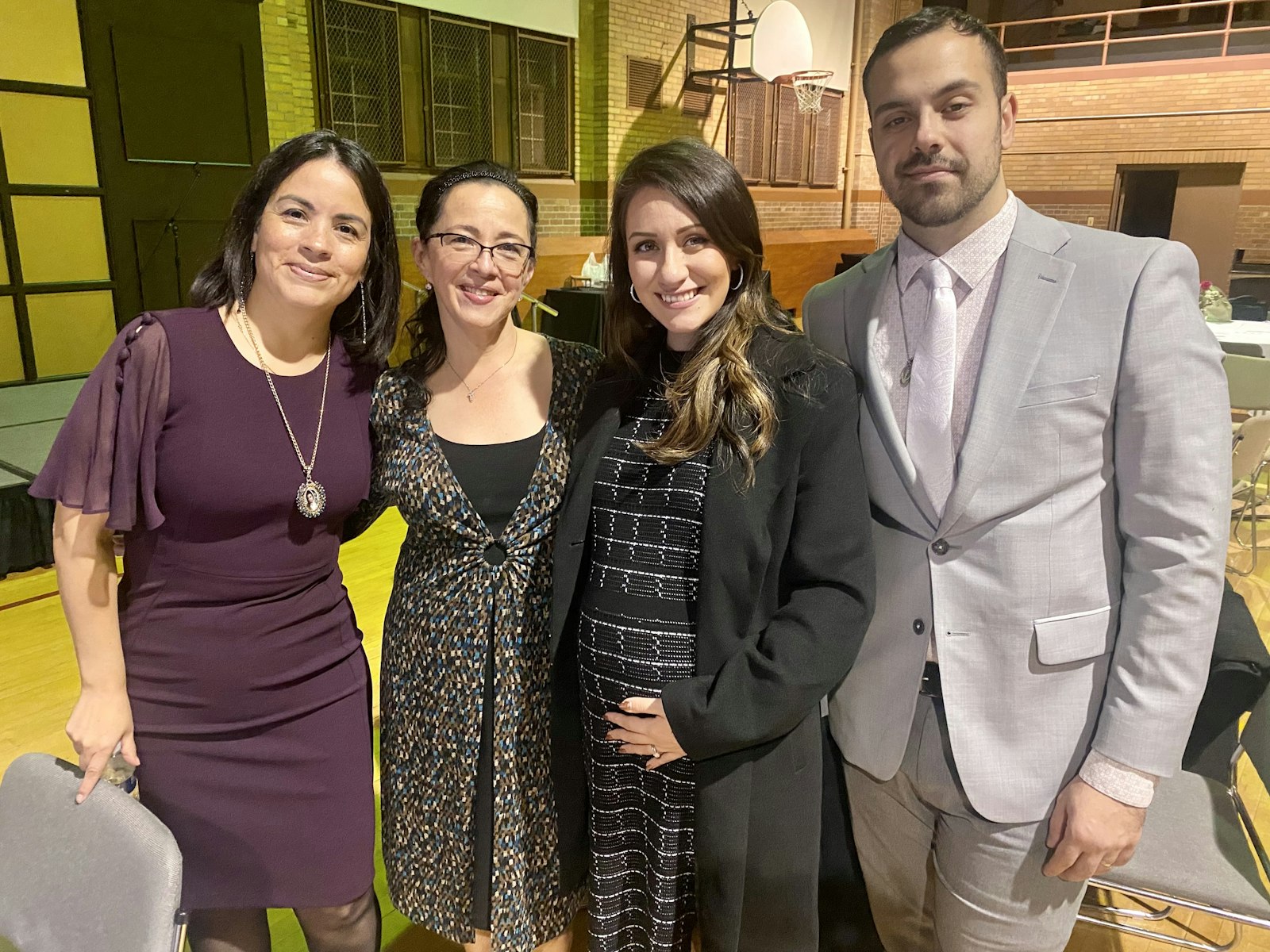 Austin LeBlanc, Nicole LeBlanc, Brenda Hascall y María Teresa García posan para una foto durante la Cena Benéfica Anual Vida Preciosa. (Foto cortesía de María Teresa García)