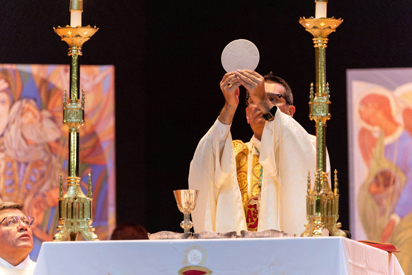 To conclude the conference, Detroit Auxiliary Bishop Arturo Cepeda presided over a moving Mass that served as the highlight of the event, reaffirming the participants' commitment to the Catholic faith and their desire for spiritual growth.