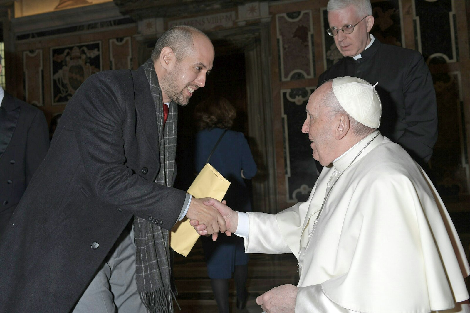 Detroit Catholic en Espanol editor and Juan Diego Network founder José Manuel De Urquidi greets Pope Francis during a general audience at the Vatican in January 2022.