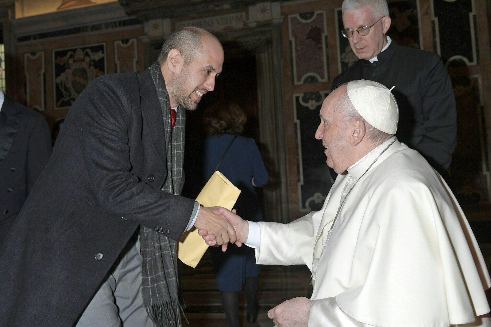 El editor de Detroit Catholic en Español y fundador de Juan Diego Network, José Manuel De Urquidi, saluda al Papa Francisco durante una audiencia en enero de 2022.