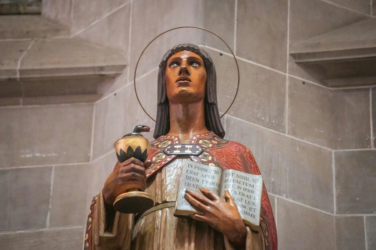 La estatua de San Juan Evangelista se encuentra en la Cathedral of the Most Blessed Sacrament.