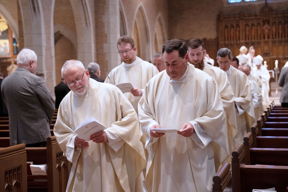 Cincinnati priest ministers as chaplain to Super Bowl-bound