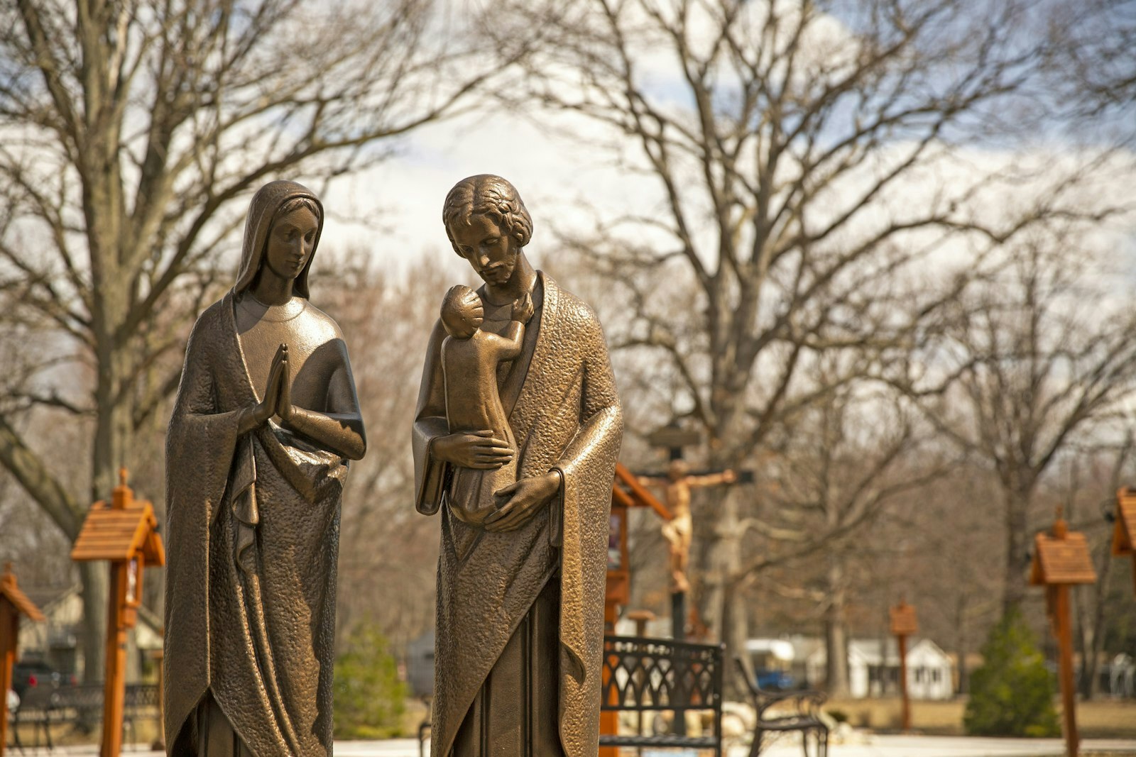 Las estatuas de Jesús, María y José se alzan sobre un espacio de oración al aire libre en el Shrine of Jesus the Divine Mercy en Clinton Township. Este santuario es uno de los 12 sitios de peregrinación locales designados por el arzobispo Vigneron para el Año Jubilar de la Esperanza en 2025. (James Silvestri | Especial para Detroit Catholic)