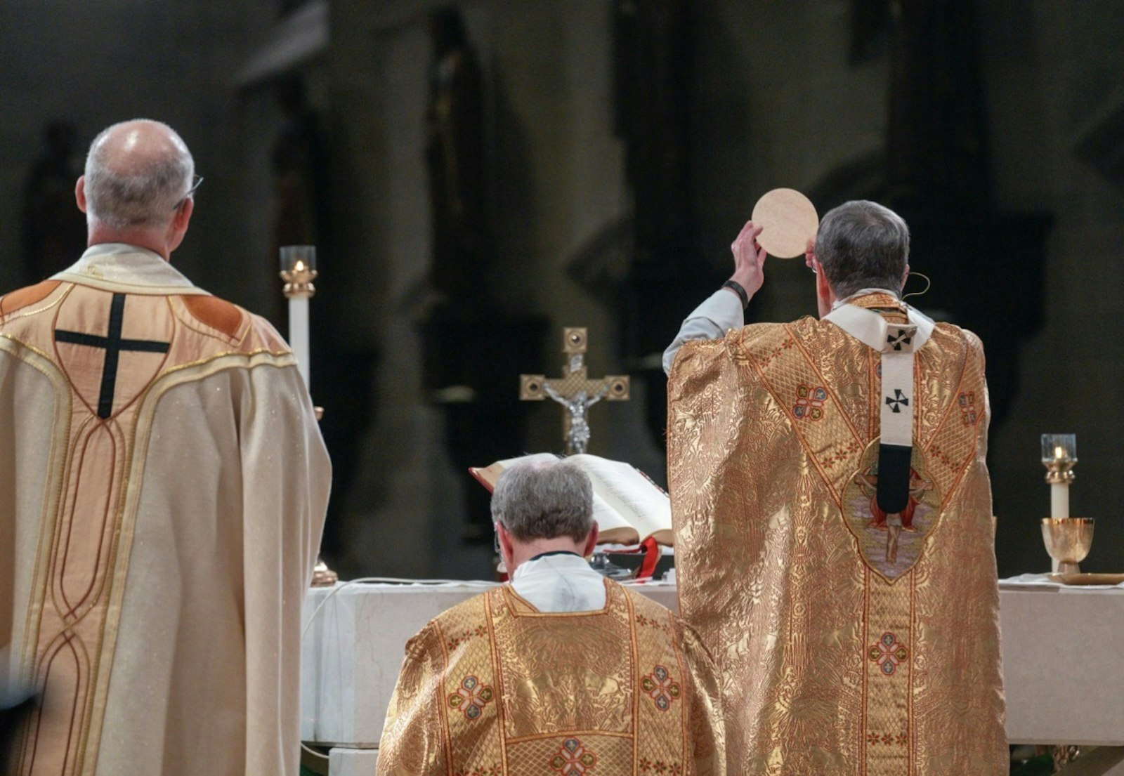 El Arzobispo Vigneron consagra la Eucaristía durante la Misa de apertura del año jubilar en la Cathedral of the Most Blessed Sacrament. La Eucaristía, junto con el sacramento de la reconciliación, es el “mejor medio para recibir la gracia de la esperanza” durante el año jubilar, afirmó el arzobispo.