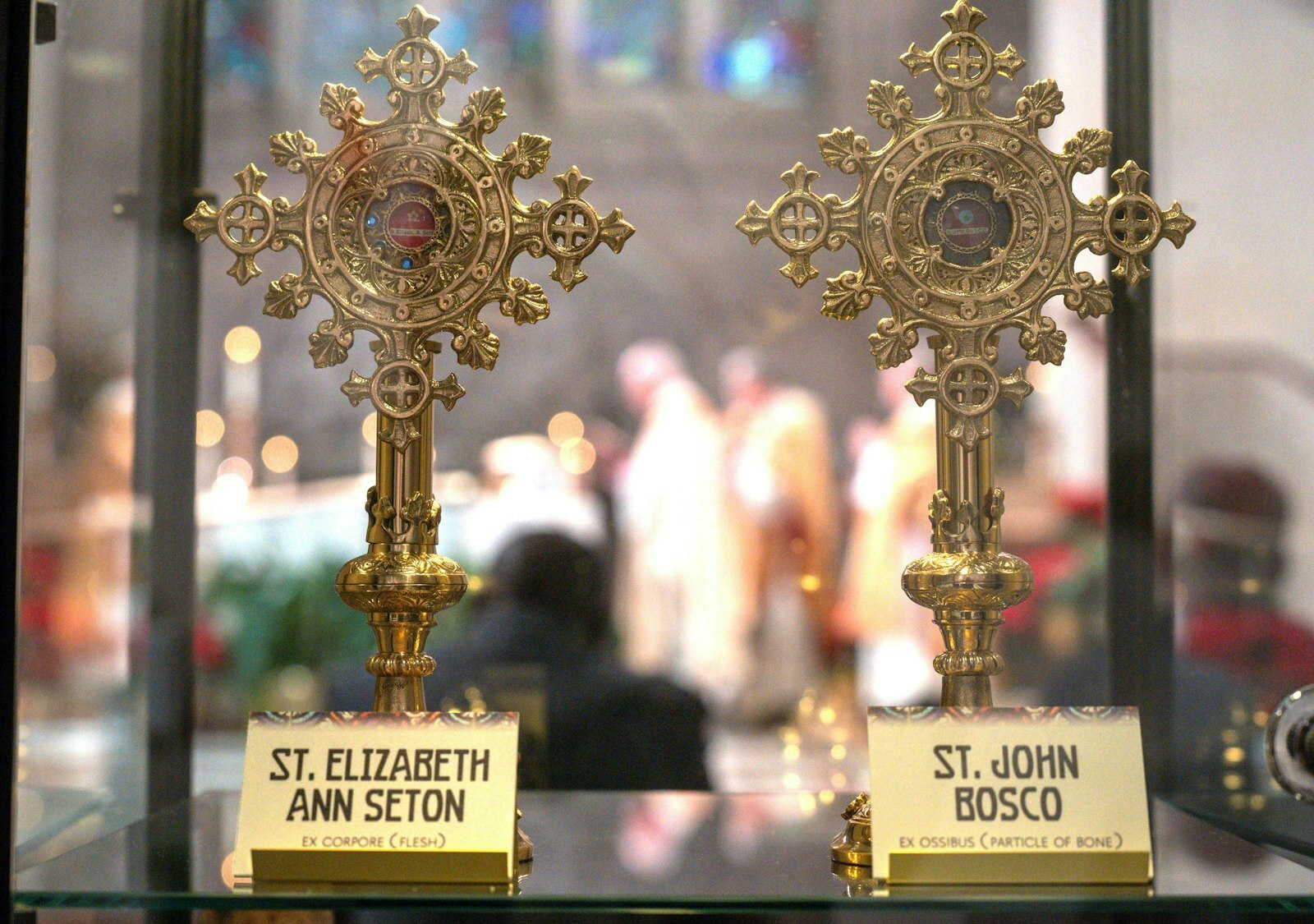 Relicarios que contienen reliquias de primera clase de San Juan Bosco y Santa Isabel Ana Seton, dos patronos de los jóvenes, se exponen en la capilla de la Eucaristía de la catedral para dar comienzo al año jubilar.