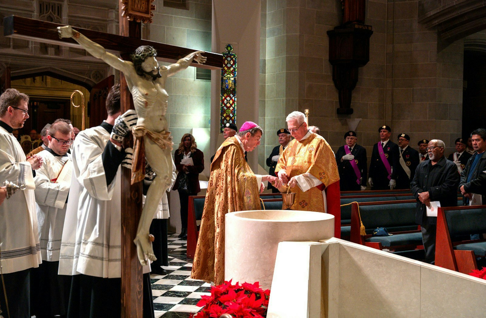 El Arzobispo Vigneron se prepara para bendecir a la congregación mientras un monaguillo lleva un gran crucifijo que permanecerá en la Cathedral of the Most Blessed Sacrament. La catedral fue uno de los 12 lugares de peregrinación designados en la Arquidiócesis de Detroit durante el año jubilar.