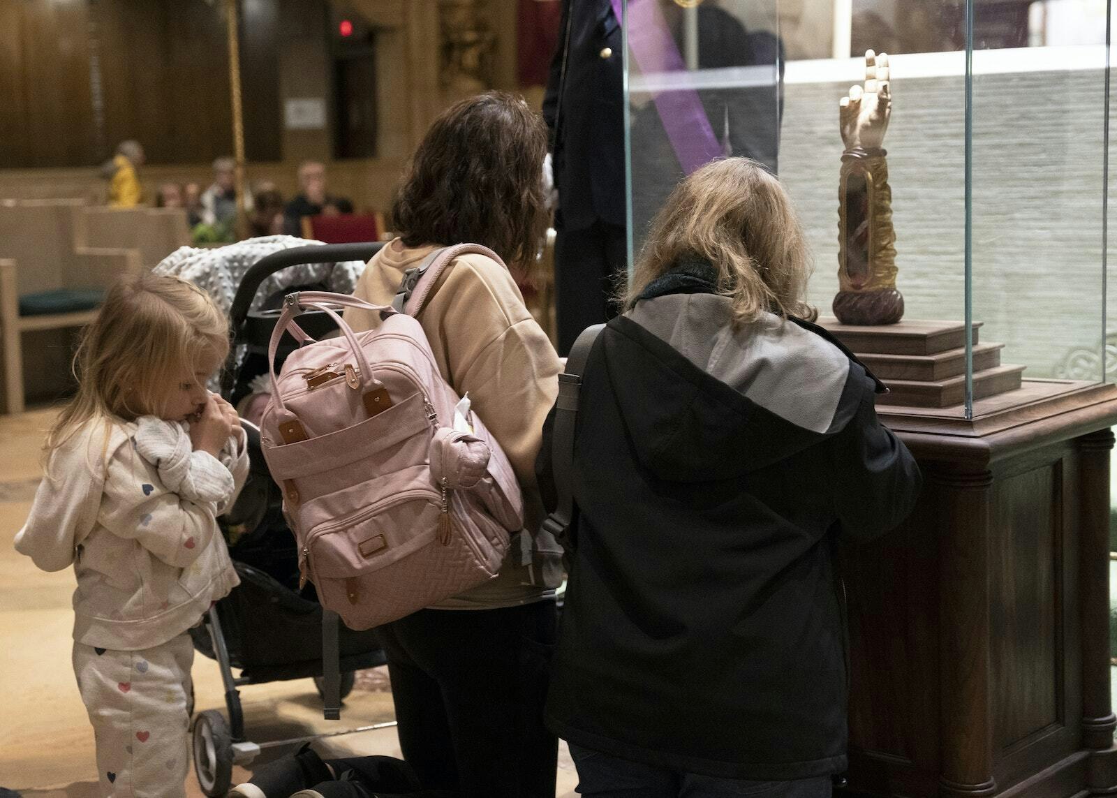 Las familias se reunieron para venerar la reliquia, arrodillándose unos instantes tras esperar su turno, a veces más de una hora. Los fieles tendrán otras tres oportunidades de venerar la reliquia -hoy en la Cathedral of the Most Blessed Sacrament en Detroit, el martes en la Divine Child Parish en Dearborn, y el miércoles en la Mother of God Chaldean Catholic Church en Southfield- antes de que se traslade a la Arquidiócesis de Cincinnati.