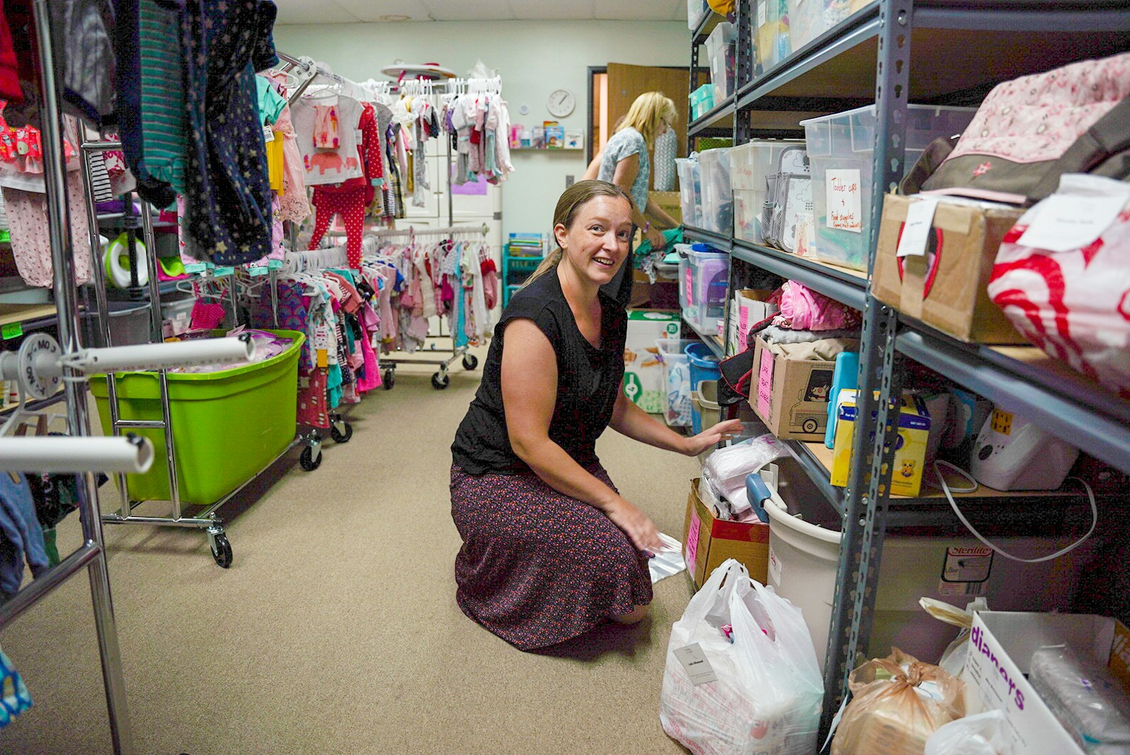 Maggie Mews, enfermera gerente del Centro de Embarazo Lennon en Dearborn Heights, guarda pañales en el armario para bebés del centro el 21 de julio. Un mes después de que extremistas pro-aborto rompieran casi una docena de ventanas y dejaran mensajes amenazantes el 20 de junio, el centro ha recibido una avalancha de apoyo de la comunidad, incluyendo más de 20,000 dólares en donaciones para ayudar al centro a seguir sirviendo a madres y bebés vulnerables. (Valaurian Waller | Detroit Catholic)